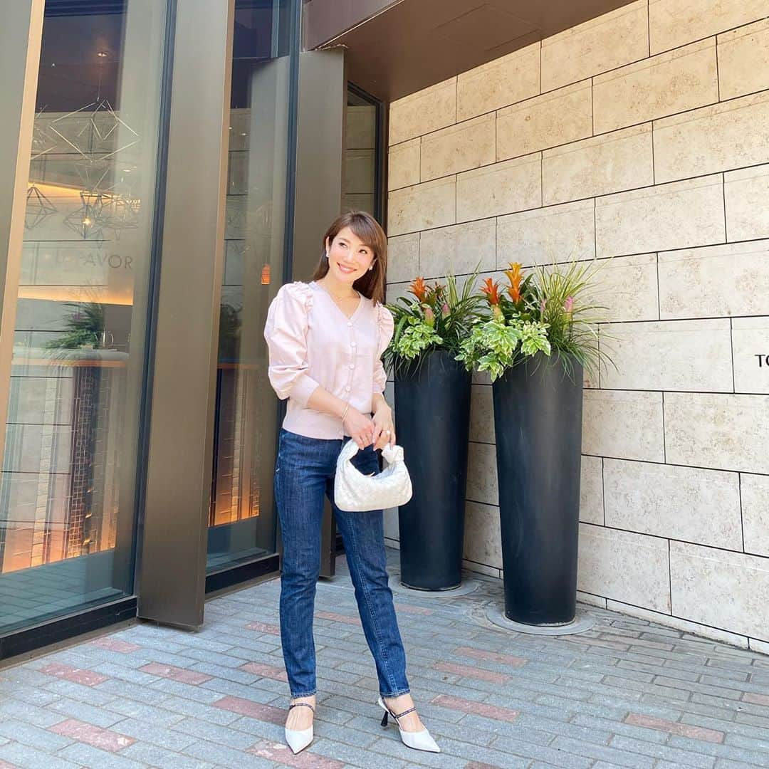 吉田美紀さんのインスタグラム写真 - (吉田美紀Instagram)「・ ・ 今日から9月🍁ということで 頑張って長袖を着てみる！ （結果とても暑かった笑） ・ すでにお問い合わせを沢山いただいている カーディガン♡ ・ @lialapg  発売日が決まりました♬ 9/10 12:00発売 ¥6900 pink/navy/white ・ cardigan→#lialapg denim→#yanuk bag→#bottegaveneta  pumps→#jimmychoo  ・ ・ #coordinate #outfit #ootd #look #style #fashion #wardrobe #instagood #instafashion #cardigan #カーディガン #パフスリーブ #コーディネート #ファッション #ママコーデ #ママファッション #ママコーディネート」9月1日 21時00分 - miki__yoshida