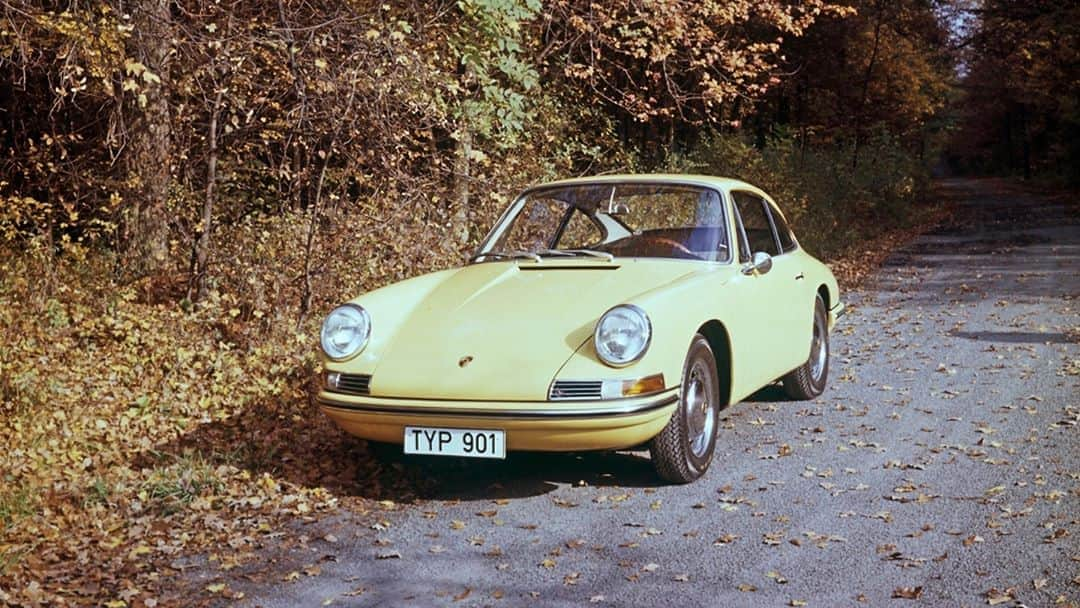 Porsche Japanさんのインスタグラム写真 - (Porsche JapanInstagram)「The History of Porsche​ 82台だけ生産されたといわれている幻のモデル「901」​  1963年9月のフランクフルトモーターショー(IAA)で、ポルシェ 356の後継となるポルシェ 901が発表されました。​ 1964年の9月から901の量産を開始。ポルシェは、このモデルを同年10月に開催されたパリモーターショーで公開しましたが、フランスの自動車メーカーがモデル名に異議を申し立てました。そのメーカーは中央に“0”を持つ3桁のモデル名を商標登録していたのです。​ そのため、ポルシェは901のモデル名を911に改めました。この数字の組み合わせは米国の緊急電話番号と同じであり、ポルシェの重要な市場では馴染みのあるものでした。​ 901は名称を変更する前に、すでに生産されていた数は82台といわれています。​ その1台はドイツのポルシェ ミュージアムに展示されています。​  #ポルシェ #Porsche #901 #911 #歴史 #ヒストリー​ #9月1日 #901の日」9月1日 21時01分 - porsche_japan