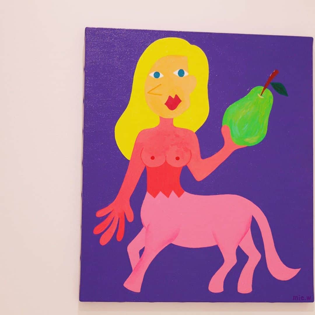 和田美枝のインスタグラム：「ラフランスに意味はない🍐  #個展#art #WADACHANCHI #ラフランスに意味はない #ラフランス #ケンタウルス」