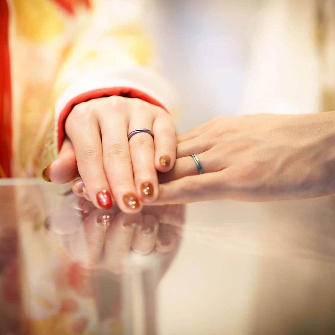 SORA ≪SORA表参道の公式アカウント≫のインスタグラム：「ぜひ『 #結婚指輪sora 』のハッシュタグを入れて お写真を投稿してくださいね＊*  みなさんの素敵なご投稿は、 SORAの公式アカウントでご紹介いたします！  本日は onedropf さまのご投稿をご紹介します♪  ･:*+.･:*+.･:*+.･:*+.･:*+.･:*･:  指輪は2人共同じデザインだけど、 グラデーションなので向ける面によって色が違うので わざと違う色にみせて撮ってもらいました💍  ･:*+.･:*+.･:*+.･:*+.･:*+.･:*･:  素敵なご投稿をありがとうございました＊  --------------- ▽幸せのおまじない「サムシングブルーフェア」 https://www.sora-w.com/event/somethingblue/ ▽全国の取扱店をご紹介 https://www.sora-w.com/shop/retailers/ ▽SORA公式サイトはTOPのURLからcheck * >>> @sora_omotesando . --------------- ぜひ『 #結婚指輪sora 』のハッシュタグで SORAの写真を投稿してくださいね＊* こちらのアカウントでリグラムさせていただきます♪ . #結婚指輪 #婚約指輪 #指輪 #表参道 #オーダーメイド #プレ花嫁 #ブライダル #ウェディング #手作り #bridal #wedding #マリッジリング #エンゲージリング #金属アレルギー #金属アレルギー対応 #bridalring #ring #weddingring #手作り指輪 #Jewelry #ペアリング #オーダーメイド #Marriage #記念日 #オーダーメイドリング #デザインリング #カラーリング」