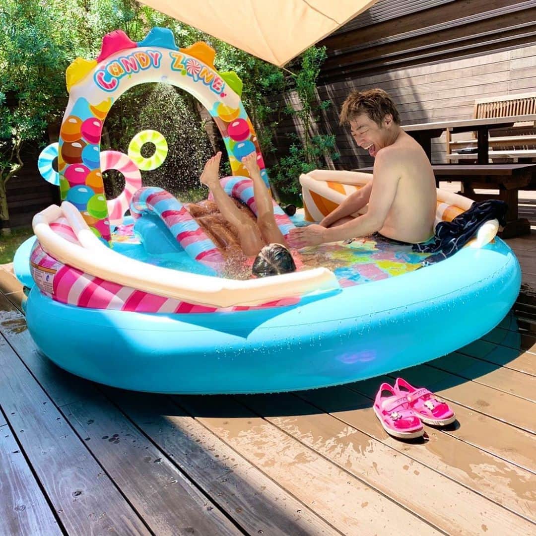 田村淳のインスタグラム：「8月最後にお庭でプールしました。 娘めっちゃテンション上がってた^_^」