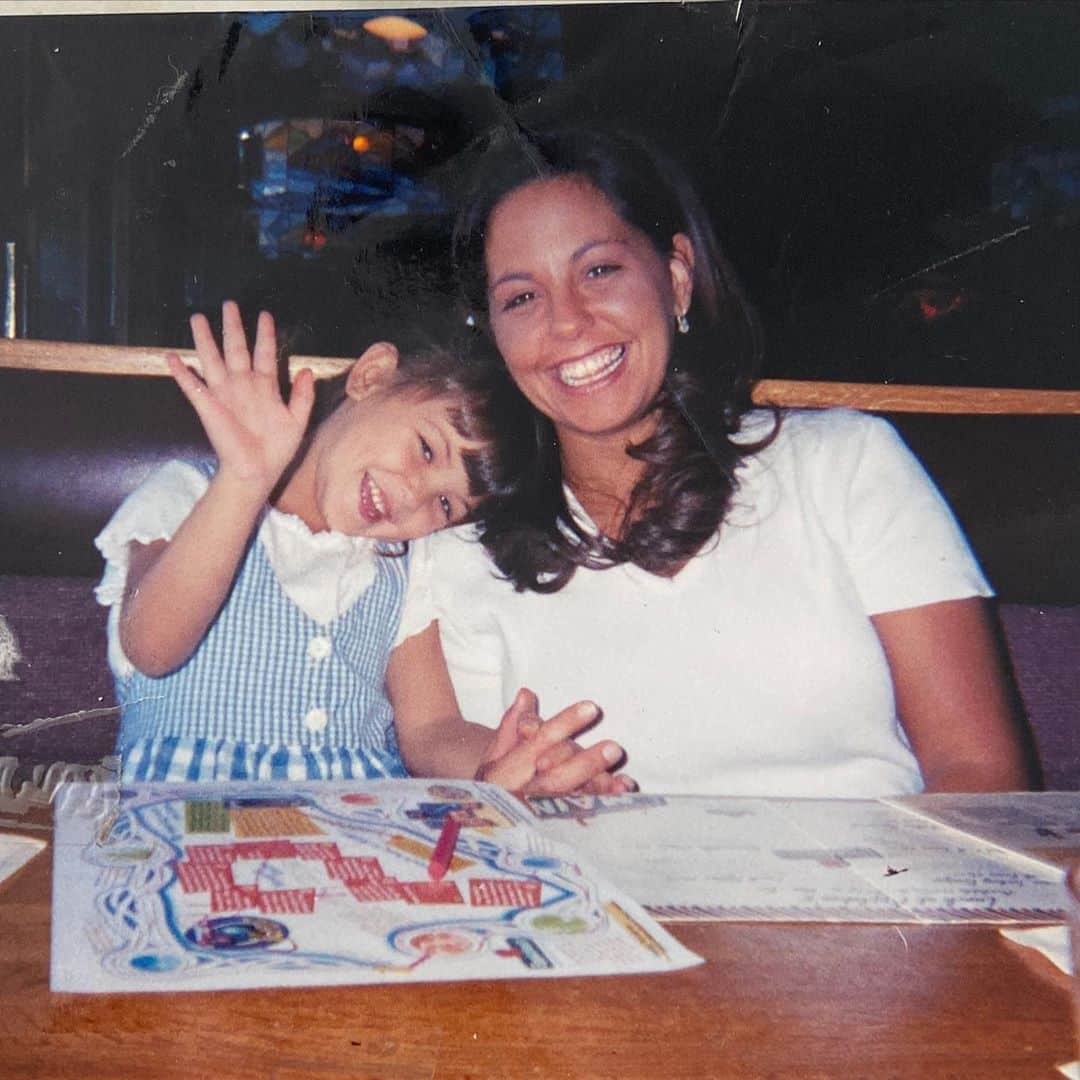 Julia Michaelsのインスタグラム：「We still hold hands and snuggle like this. love you momma❤️」