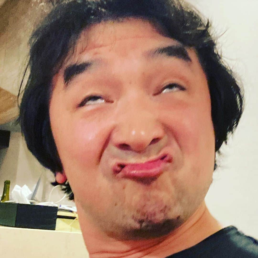 池田鉄洋のインスタグラム：「ムスメに「変な顔してー」と言われて撮られた一枚。なかなかの変顔に仕上がった。これがFireTVのスクリーンセイバーで流れるのだけどやめて欲しい。  #設定忘れた」