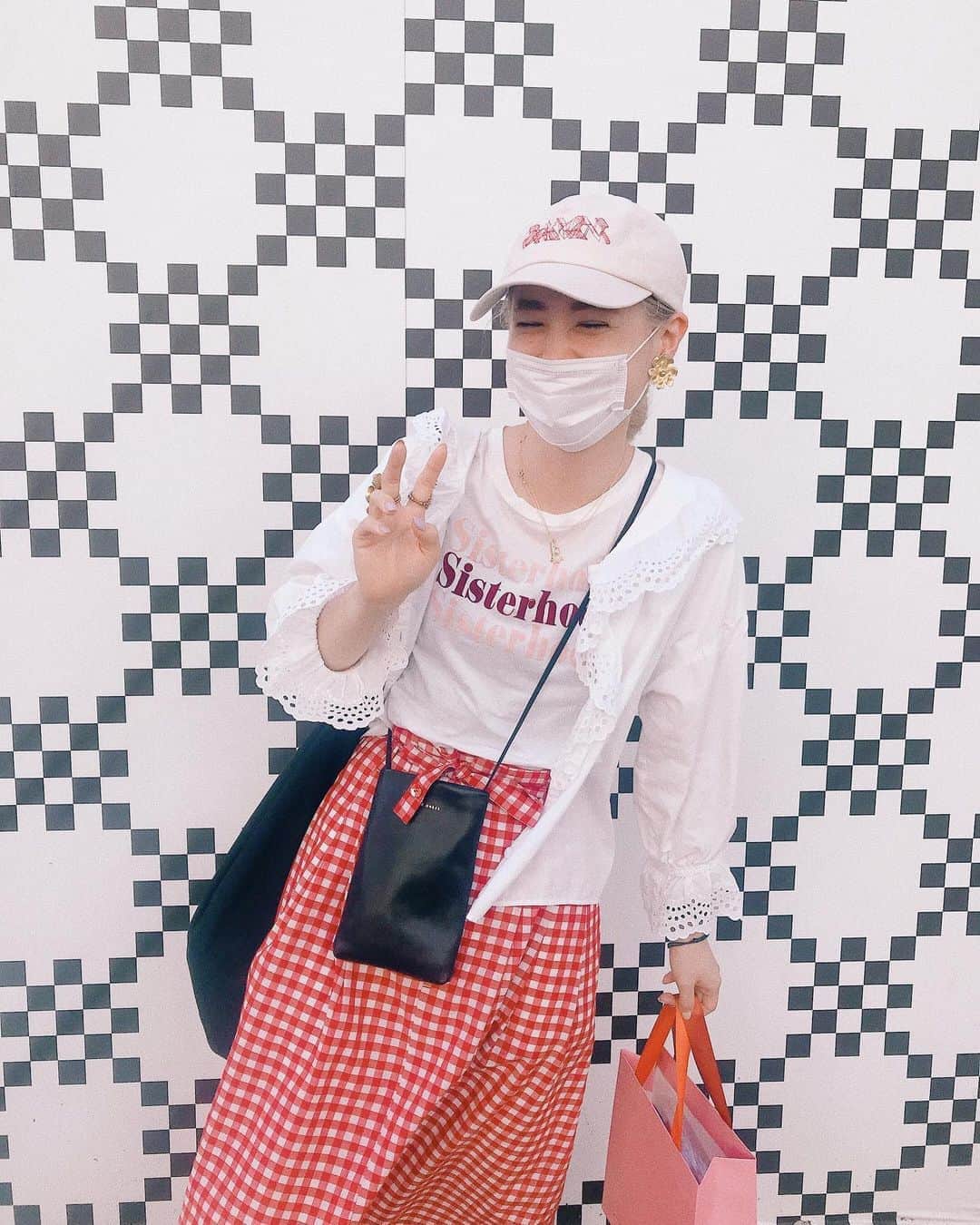 板橋よしえのインスタグラム：「. @dear_sisterhood の展示会に大好きな @akane_madder2 ちゃんと行きました❣️ あかねちゃんと会うとほっこりした気持ちになるんだー😌❤️」