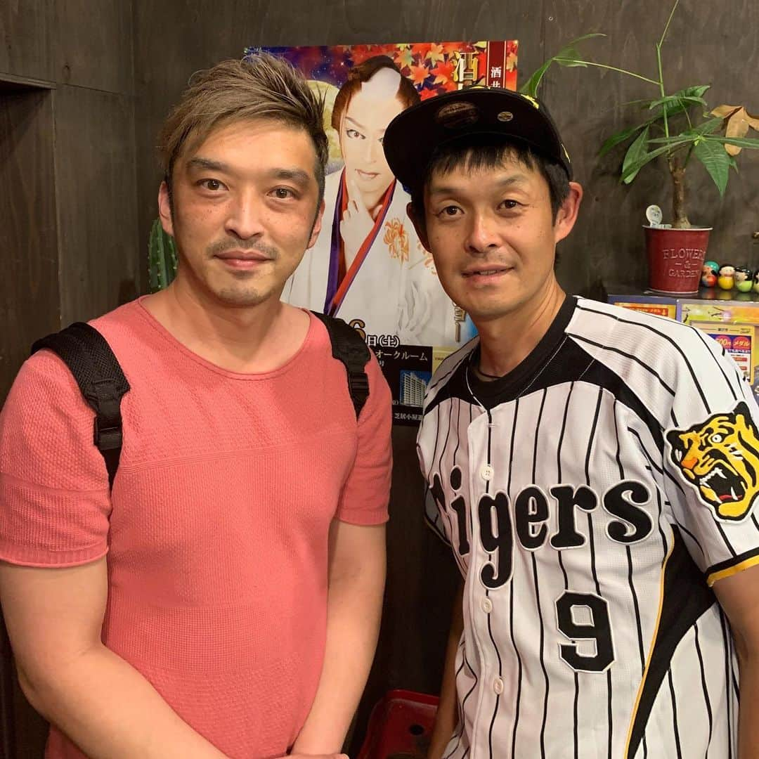 山田スタジアムさんのインスタグラム写真 - (山田スタジアムInstagram)「お店で偶然お会いした劇団井桁屋座長の酒井健之助さん。僕が誕生日という事で初めてお会いしたのにも関わらず御祝儀くれました！男前過ぎるやろー！泣 施されたら施し返す！恩返しです  #酒井健之助 #酒井健之助座長 #劇団井桁屋 #劇団井桁屋座長」9月1日 12時17分 - yamadastadium