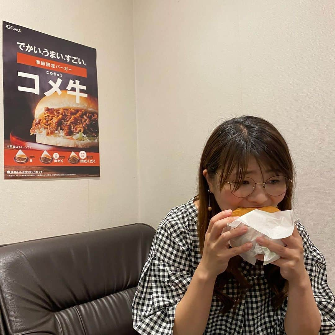 山崎ケイさんのインスタグラム写真 - (山崎ケイInstagram)「コメ牛食べた🍔めちゃくちゃ美味しかった😍  食べごたえめちゃくちゃあって、食べてる時ブスになっちゃう以外は最高😍😱 私のせいじゃない、コメ牛のせい。  肉がすするほど入ってて、でも大きいけど食べやすくて、ハンバーガーでよく最後にレタスがペーパーの中に残っちゃって、それ食べたいけど下品かしらと思って仕方なく残しちゃったりするんだけど、食べ終わりでペーパーのぞいたら何にも残ってなかった😍  味は、牛肉が甘辛く濃いめに味付けしてあって、それにシャキシャキ食感の野菜とマヨネーズがマッチしていて、絶対誰もが好きな味🧚  お店に行ってかわいいマグカップでコーヒー飲みながら一緒に食べたい☕️  #PR #よしアド #コメダ珈琲」9月1日 12時28分 - kei_yamazaki_aisekistart