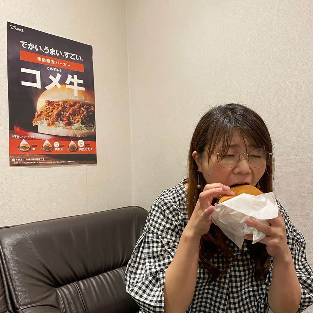 山崎ケイさんのインスタグラム写真 - (山崎ケイInstagram)「コメ牛食べた🍔めちゃくちゃ美味しかった😍  食べごたえめちゃくちゃあって、食べてる時ブスになっちゃう以外は最高😍😱 私のせいじゃない、コメ牛のせい。  肉がすするほど入ってて、でも大きいけど食べやすくて、ハンバーガーでよく最後にレタスがペーパーの中に残っちゃって、それ食べたいけど下品かしらと思って仕方なく残しちゃったりするんだけど、食べ終わりでペーパーのぞいたら何にも残ってなかった😍  味は、牛肉が甘辛く濃いめに味付けしてあって、それにシャキシャキ食感の野菜とマヨネーズがマッチしていて、絶対誰もが好きな味🧚  お店に行ってかわいいマグカップでコーヒー飲みながら一緒に食べたい☕️  #PR #よしアド #コメダ珈琲」9月1日 12時28分 - kei_yamazaki_aisekistart