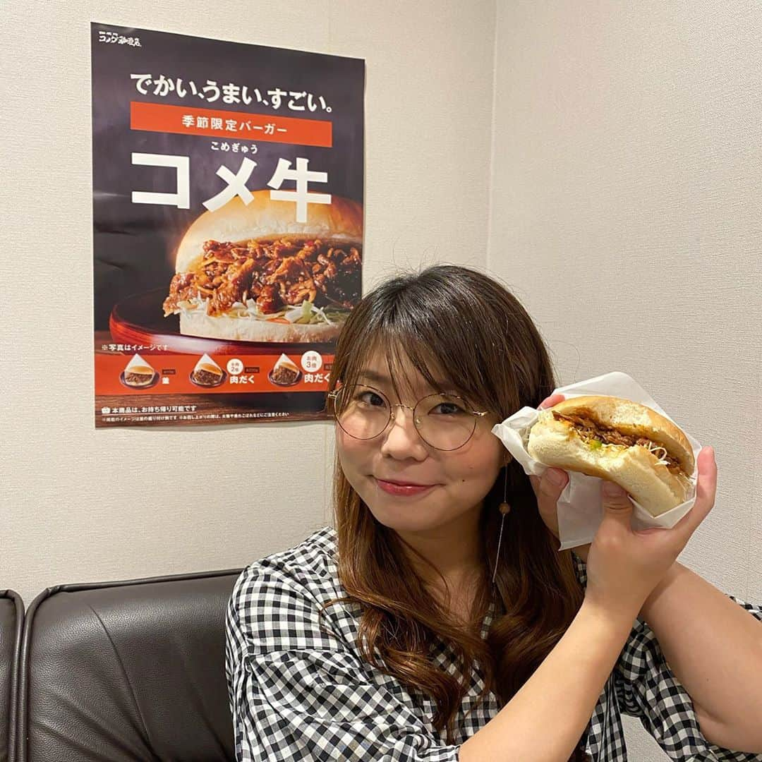 山崎ケイさんのインスタグラム写真 - (山崎ケイInstagram)「コメ牛食べた🍔めちゃくちゃ美味しかった😍  食べごたえめちゃくちゃあって、食べてる時ブスになっちゃう以外は最高😍😱 私のせいじゃない、コメ牛のせい。  肉がすするほど入ってて、でも大きいけど食べやすくて、ハンバーガーでよく最後にレタスがペーパーの中に残っちゃって、それ食べたいけど下品かしらと思って仕方なく残しちゃったりするんだけど、食べ終わりでペーパーのぞいたら何にも残ってなかった😍  味は、牛肉が甘辛く濃いめに味付けしてあって、それにシャキシャキ食感の野菜とマヨネーズがマッチしていて、絶対誰もが好きな味🧚  お店に行ってかわいいマグカップでコーヒー飲みながら一緒に食べたい☕️  #PR #よしアド #コメダ珈琲」9月1日 12時28分 - kei_yamazaki_aisekistart