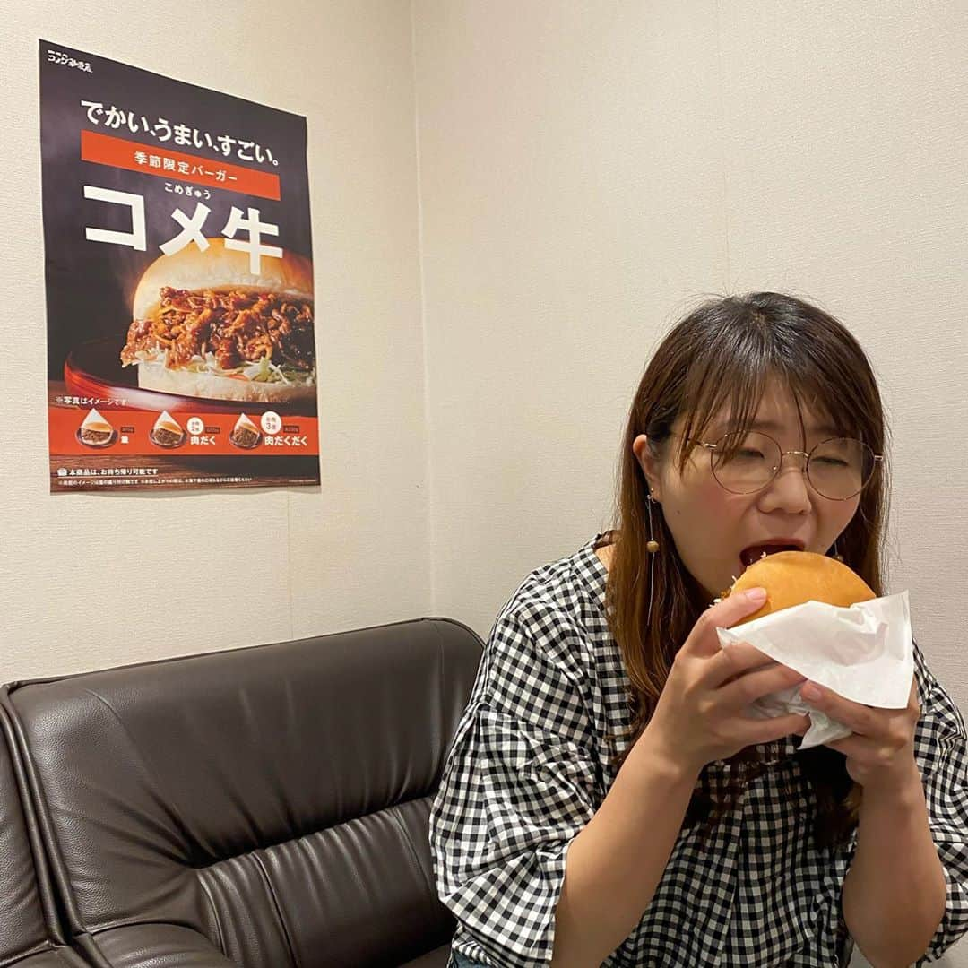 山崎ケイさんのインスタグラム写真 - (山崎ケイInstagram)「コメ牛食べた🍔めちゃくちゃ美味しかった😍  食べごたえめちゃくちゃあって、食べてる時ブスになっちゃう以外は最高😍😱 私のせいじゃない、コメ牛のせい。  肉がすするほど入ってて、でも大きいけど食べやすくて、ハンバーガーでよく最後にレタスがペーパーの中に残っちゃって、それ食べたいけど下品かしらと思って仕方なく残しちゃったりするんだけど、食べ終わりでペーパーのぞいたら何にも残ってなかった😍  味は、牛肉が甘辛く濃いめに味付けしてあって、それにシャキシャキ食感の野菜とマヨネーズがマッチしていて、絶対誰もが好きな味🧚  お店に行ってかわいいマグカップでコーヒー飲みながら一緒に食べたい☕️  #PR #よしアド #コメダ珈琲」9月1日 12時28分 - kei_yamazaki_aisekistart