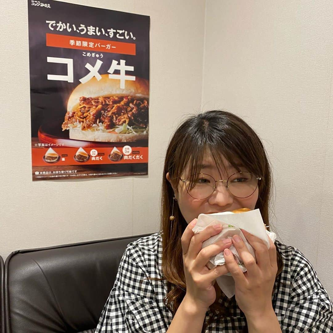 山崎ケイさんのインスタグラム写真 - (山崎ケイInstagram)「コメ牛食べた🍔めちゃくちゃ美味しかった😍  食べごたえめちゃくちゃあって、食べてる時ブスになっちゃう以外は最高😍😱 私のせいじゃない、コメ牛のせい。  肉がすするほど入ってて、でも大きいけど食べやすくて、ハンバーガーでよく最後にレタスがペーパーの中に残っちゃって、それ食べたいけど下品かしらと思って仕方なく残しちゃったりするんだけど、食べ終わりでペーパーのぞいたら何にも残ってなかった😍  味は、牛肉が甘辛く濃いめに味付けしてあって、それにシャキシャキ食感の野菜とマヨネーズがマッチしていて、絶対誰もが好きな味🧚  お店に行ってかわいいマグカップでコーヒー飲みながら一緒に食べたい☕️  #PR #よしアド #コメダ珈琲」9月1日 12時28分 - kei_yamazaki_aisekistart