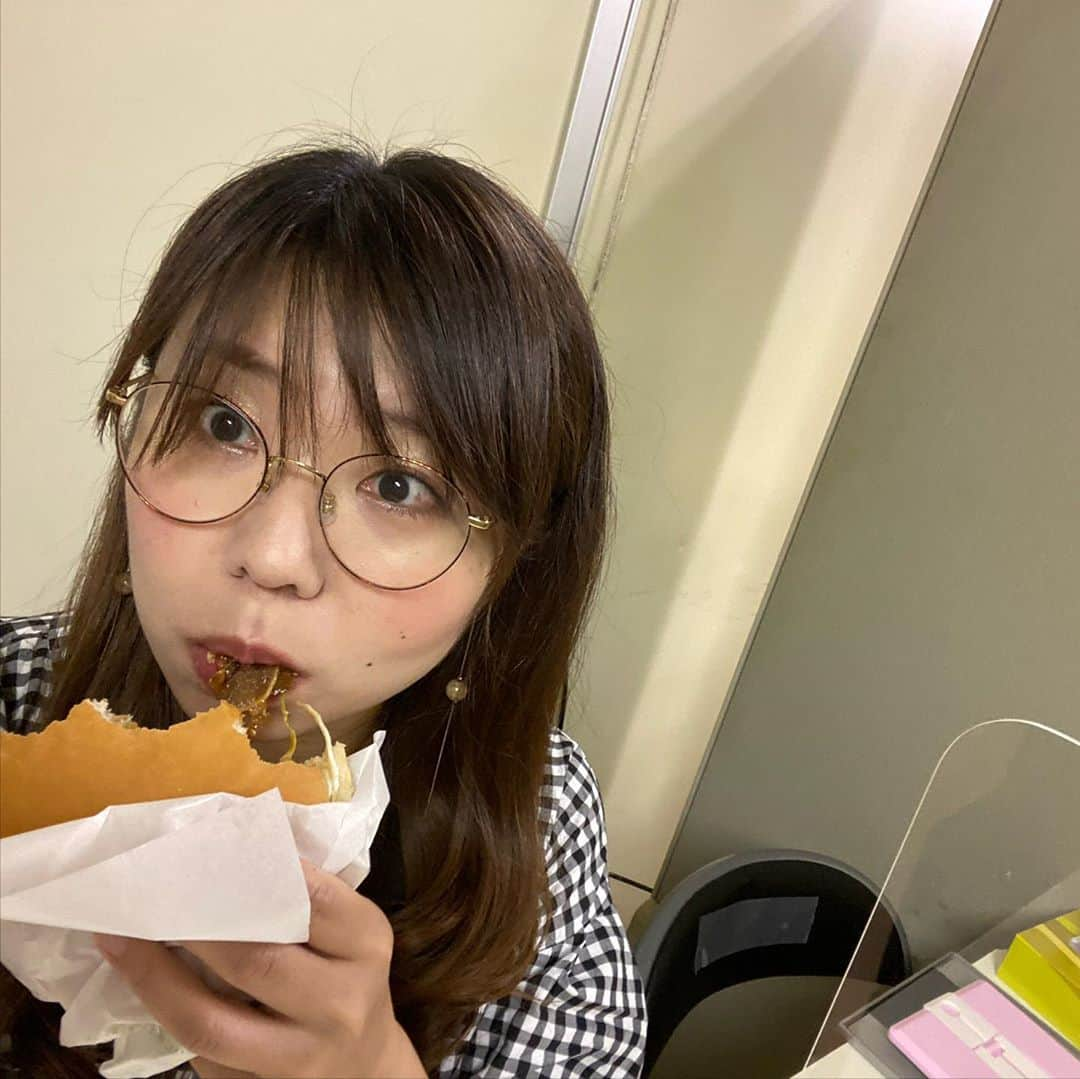 山崎ケイさんのインスタグラム写真 - (山崎ケイInstagram)「コメ牛食べた🍔めちゃくちゃ美味しかった😍  食べごたえめちゃくちゃあって、食べてる時ブスになっちゃう以外は最高😍😱 私のせいじゃない、コメ牛のせい。  肉がすするほど入ってて、でも大きいけど食べやすくて、ハンバーガーでよく最後にレタスがペーパーの中に残っちゃって、それ食べたいけど下品かしらと思って仕方なく残しちゃったりするんだけど、食べ終わりでペーパーのぞいたら何にも残ってなかった😍  味は、牛肉が甘辛く濃いめに味付けしてあって、それにシャキシャキ食感の野菜とマヨネーズがマッチしていて、絶対誰もが好きな味🧚  お店に行ってかわいいマグカップでコーヒー飲みながら一緒に食べたい☕️  #PR #よしアド #コメダ珈琲」9月1日 12時28分 - kei_yamazaki_aisekistart