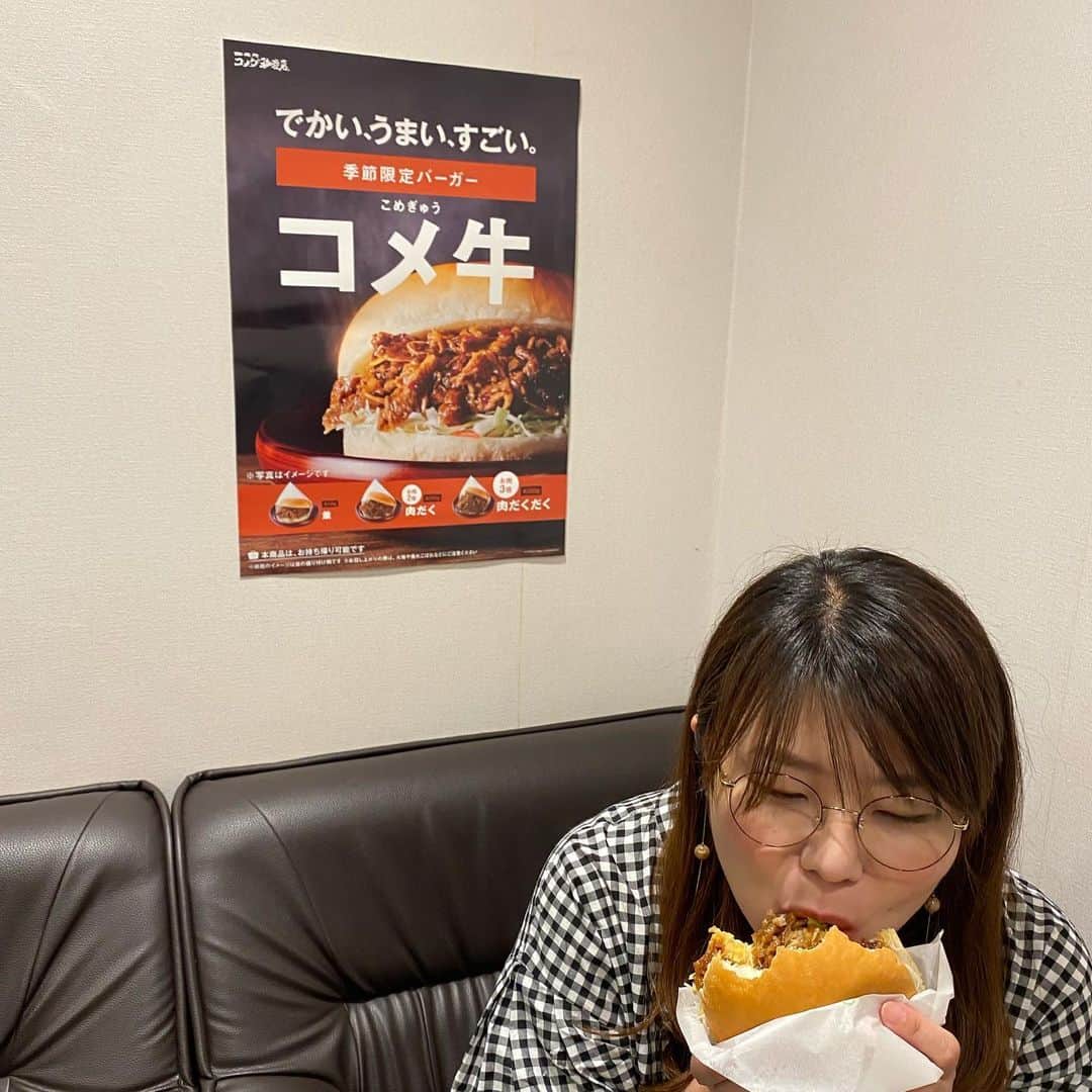 山崎ケイさんのインスタグラム写真 - (山崎ケイInstagram)「コメ牛食べた🍔めちゃくちゃ美味しかった😍  食べごたえめちゃくちゃあって、食べてる時ブスになっちゃう以外は最高😍😱 私のせいじゃない、コメ牛のせい。  肉がすするほど入ってて、でも大きいけど食べやすくて、ハンバーガーでよく最後にレタスがペーパーの中に残っちゃって、それ食べたいけど下品かしらと思って仕方なく残しちゃったりするんだけど、食べ終わりでペーパーのぞいたら何にも残ってなかった😍  味は、牛肉が甘辛く濃いめに味付けしてあって、それにシャキシャキ食感の野菜とマヨネーズがマッチしていて、絶対誰もが好きな味🧚  お店に行ってかわいいマグカップでコーヒー飲みながら一緒に食べたい☕️  #PR #よしアド #コメダ珈琲」9月1日 12時28分 - kei_yamazaki_aisekistart