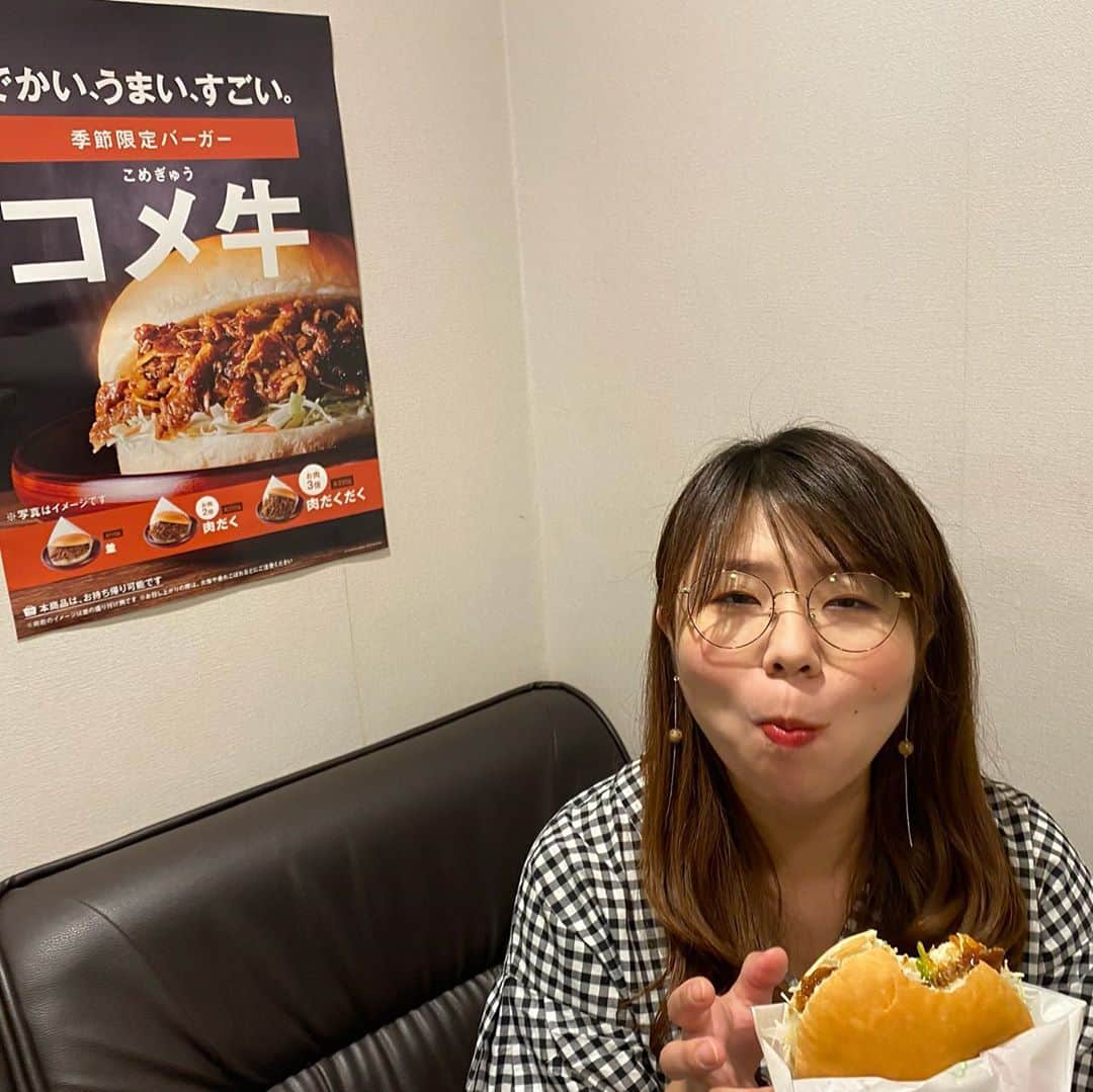 山崎ケイさんのインスタグラム写真 - (山崎ケイInstagram)「コメ牛食べた🍔めちゃくちゃ美味しかった😍  食べごたえめちゃくちゃあって、食べてる時ブスになっちゃう以外は最高😍😱 私のせいじゃない、コメ牛のせい。  肉がすするほど入ってて、でも大きいけど食べやすくて、ハンバーガーでよく最後にレタスがペーパーの中に残っちゃって、それ食べたいけど下品かしらと思って仕方なく残しちゃったりするんだけど、食べ終わりでペーパーのぞいたら何にも残ってなかった😍  味は、牛肉が甘辛く濃いめに味付けしてあって、それにシャキシャキ食感の野菜とマヨネーズがマッチしていて、絶対誰もが好きな味🧚  お店に行ってかわいいマグカップでコーヒー飲みながら一緒に食べたい☕️  #PR #よしアド #コメダ珈琲」9月1日 12時28分 - kei_yamazaki_aisekistart