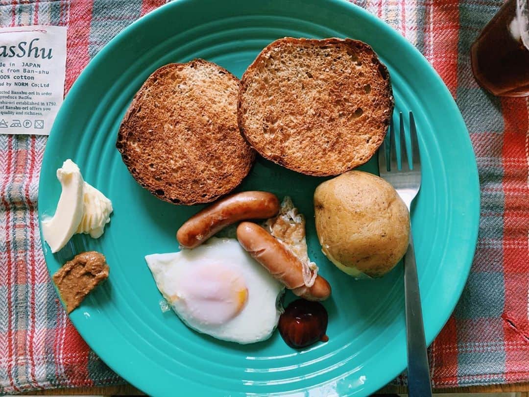 マイコ さんのインスタグラム写真 - (マイコ Instagram)「* じゃがいもの存在感🥔w 冷蔵庫のありもの朝ごはんでも  @basefood_tokyo の パンがあれば栄養満点。 トースターでしっかり焼きが美味しかった♡  ・ ・ 継続コースで利用できる 200円引のクーポンコードをプレゼント中！ 【BFAMB500】 ぜひ使ってね☺︎ ・ ・ ・ ・ #basefood#basefoodlife#basebread#breakfast」9月1日 12時27分 - maicorori