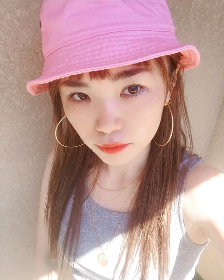坂詰美紗子のインスタグラム：「遅刻しない、真面目さんなんだね。 窓を開けたら、9月がやってきた🎀 ・ ・ ・ #この夏 #お気に入りの帽子でした #pink #帽子と前髪 #前髪このまま伸びないでほしいな #ベストな長さがあるねん #STOP前髪」