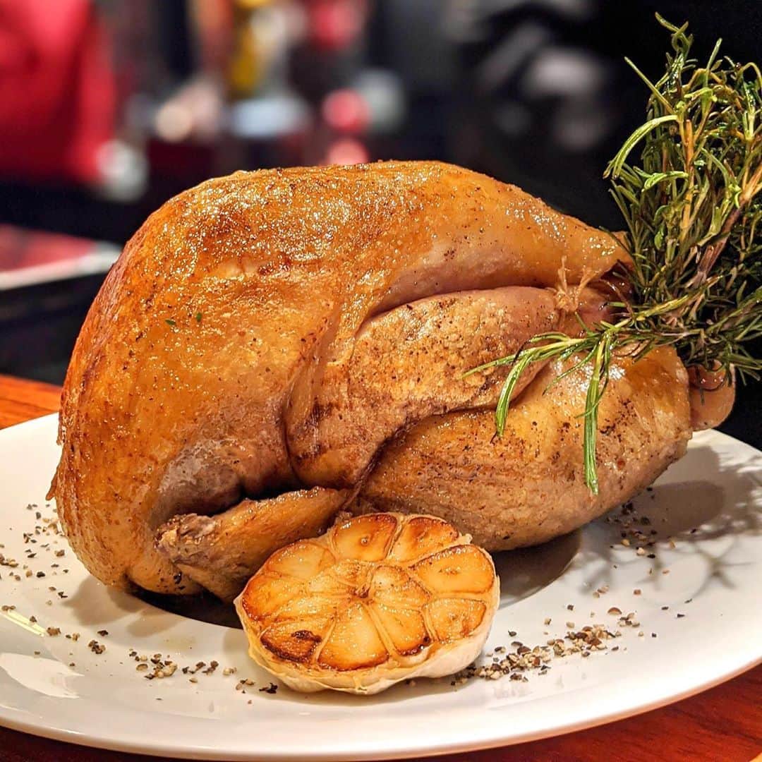 のインスタグラム：「岩手県産ほろほろ鳥☺️🍗 ﻿ 六本木『#ラトリエドゥジョエルロブション 』🇫🇷②﻿ フレンチと言えば、ロブション！そちらのカジュアルめな六本木店へ☺️🍽﻿ ﻿ 今回は関谷シェフのスペシャルコースをいただきました👨‍🍳🌹﻿ ﻿ メインディッシュ✨﻿ 岩手県産ほろほろ鳥 サラダパストラルを添えて。﻿ (丸々1羽は食べてないよ😂🙈)﻿ 皮目パリッと中しっとり柔らかい(*^^*)！！﻿ マッシュポテトとトリュフも合わせるとまた風味変わる🤤💓﻿ ﻿ 魚料理は"ふっくらと火を入れた舌平目と﻿ モン・サン・ミシェル産ムール貝をサフランソースで"﻿ まさにお料理名通り舌平目のふっくらさがたまらん😍﻿  ﻿ 関谷健一朗シェフは2018年にフランスにて行われた﻿ 国際料理賞コンクール　インターナショナルにて、﻿ 日本人として34年ぶりに優勝した方🥺🏆﻿ ﻿ 赤と黒を基調としたカウンターが﻿ ズラリと並ぶ店内で大人な雰囲気✨﻿ ランチは4000円からもあったり、夜もメイン・デザート2品からあるから﻿ 気軽にロブション体験しやすいのも嬉しい☺️💓﻿ ﻿ #ロブション六本木 #六本木グルメ﻿ #めぐログ_六本木 #東京グルメ #東京フレンチ﻿ #french #関谷シェフ﻿ #LATELIERdeJoelRobuchon #フレンチ ﻿ #ジョエルロブション #ホロホロ鳥 #鳥 #チキン」