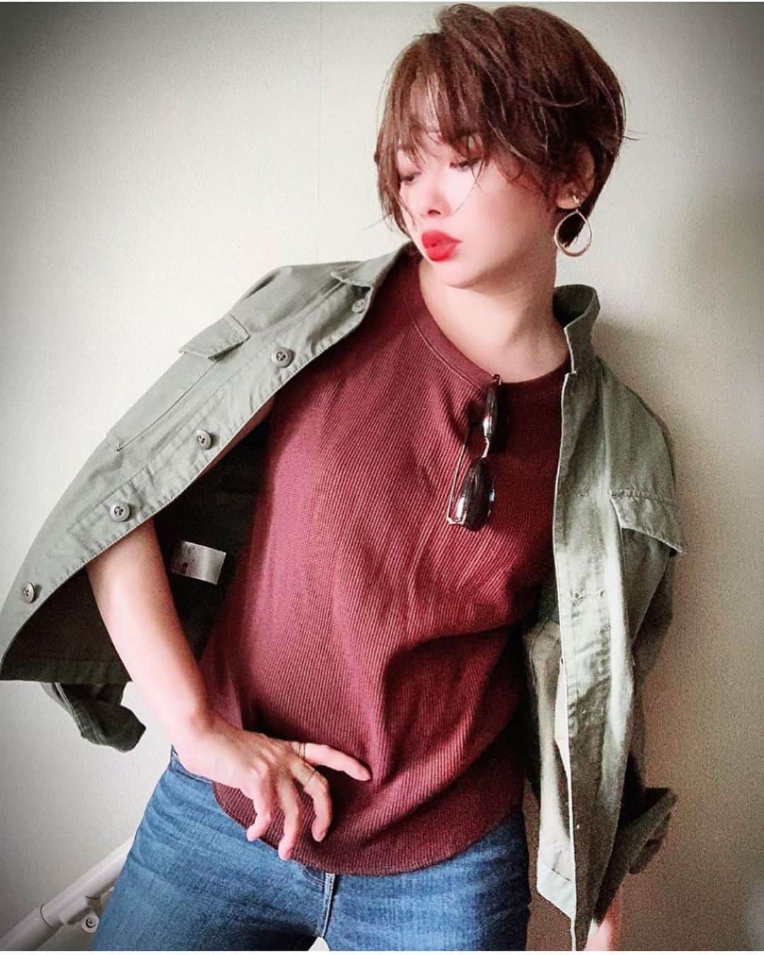 のインスタグラム：「@uniqlo  @discoat_official   気付いたら９月！！まだ夏気分！！ とりあえず今日はPTA委員会あつまりでした！！思ったより早く終わった😅  #かっこいい #ootd #fashionista #今日のコーデ #イケメン #洋服 #プチプラ高見えコーデ #主婦コーデ #シンプルコーデ #casual#ままコーデ #大人コーデ #ボーイッシュ #アラサーコーデ  #fashion #mamagirl #fashionable #プチプラコーデ #ハンサムショート #fashionista #30代ファッション #激安 #ママコーデ #158cm #カジュアル #military #今日の服装 #ladiesfashion #ショートヘア  @chata.6.13  @c.h.a.t.a.13」