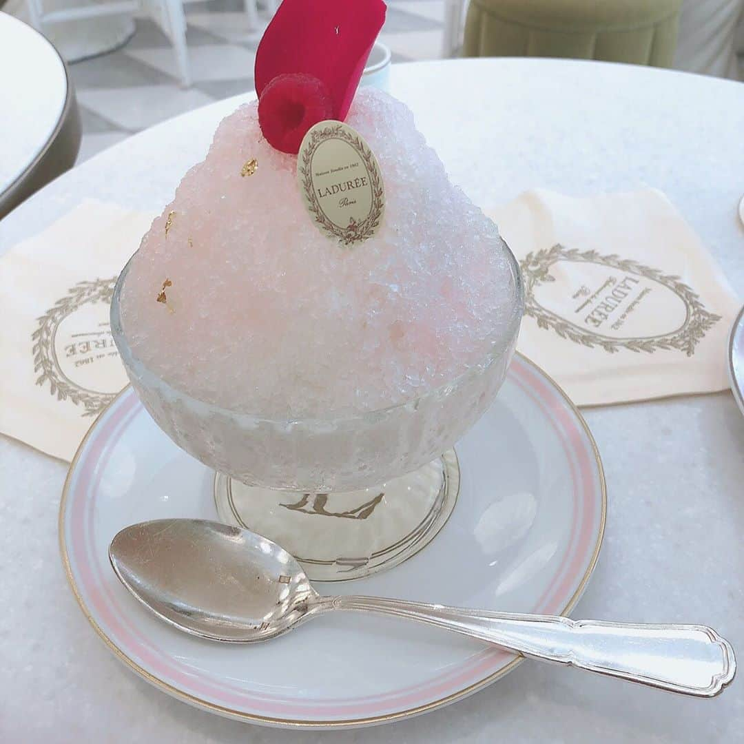 生田衣梨奈さんのインスタグラム写真 - (生田衣梨奈Instagram)「♥LADUREE♥﻿ ﻿ 夏限定のかき氷を食べてきました♥﻿ ﻿ かき氷 イスパハン﻿ ﻿ ライチとローズの味！！﻿ 中にはほんとのライチも入ってて美味しかった！！﻿ ﻿ ソースはフランボワーズのソースだったけど﻿ 写真をとるならソースをかける前がオススメかも！！！﻿ ﻿ LADUREEの青山店にしかない？みたいだから﻿ 夏限定！！！！﻿ ﻿ #morningmusume20 #モーニング娘20﻿ #helloproject  #顔面国宝﻿ #えりぽんかわいい #アイドル﻿ 存在が #インスタ映え #かわいい﻿ #Love #beauty﻿ #followme #makeup﻿ #Instagram #instagood﻿ #메이크업 #얼스타그램﻿ #ig_Japan #팔로미﻿ #フォロー歓迎 #ootd﻿ #Cafe #生田衣梨奈﻿ #表参道  #LADUREE﻿ #いいね #冨吉明日香﻿ #IDOL #골프﻿ #SELFIE #셀카」9月1日 12時35分 - erina_ikuta.official