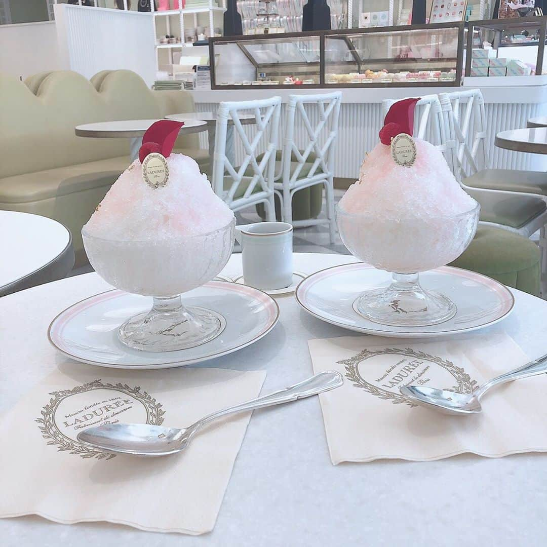 生田衣梨奈さんのインスタグラム写真 - (生田衣梨奈Instagram)「♥LADUREE♥﻿ ﻿ 夏限定のかき氷を食べてきました♥﻿ ﻿ かき氷 イスパハン﻿ ﻿ ライチとローズの味！！﻿ 中にはほんとのライチも入ってて美味しかった！！﻿ ﻿ ソースはフランボワーズのソースだったけど﻿ 写真をとるならソースをかける前がオススメかも！！！﻿ ﻿ LADUREEの青山店にしかない？みたいだから﻿ 夏限定！！！！﻿ ﻿ #morningmusume20 #モーニング娘20﻿ #helloproject  #顔面国宝﻿ #えりぽんかわいい #アイドル﻿ 存在が #インスタ映え #かわいい﻿ #Love #beauty﻿ #followme #makeup﻿ #Instagram #instagood﻿ #메이크업 #얼스타그램﻿ #ig_Japan #팔로미﻿ #フォロー歓迎 #ootd﻿ #Cafe #生田衣梨奈﻿ #表参道  #LADUREE﻿ #いいね #冨吉明日香﻿ #IDOL #골프﻿ #SELFIE #셀카」9月1日 12時35分 - erina_ikuta.official