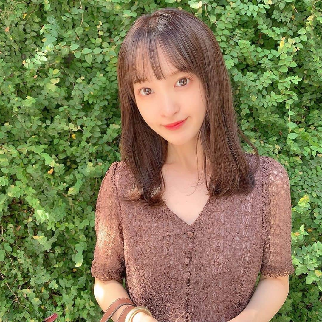 あかねぴさんのインスタグラム写真 - (あかねぴInstagram)「.﻿ ﻿ 今日から9月🌤﻿ 8月が過ぎるのあっという間だったな〜﻿ 秋がすごく好きなので﻿ はやく涼しくなってほしい、、☺️♡﻿ そしていっぱいおいしいもの食べたい！笑﻿ ﻿ 髪色もすこーし秋に近づけて﻿ 暗めベージュみたいな感じになりました🌰﻿ ﻿ 9月もがんばるぞ〜！🐨﻿ ﻿ .﻿ ﻿ #september #0901 #brown #green #code #ootd﻿ #haircolor #gigi #hair #beige #selfie #omotesando ﻿ #ヘアカラー #ベージュ #ワンピース #コーデ﻿ #レースワンピース #ブラウンコーデ #フェミニン」9月1日 12時35分 - akanepi0426