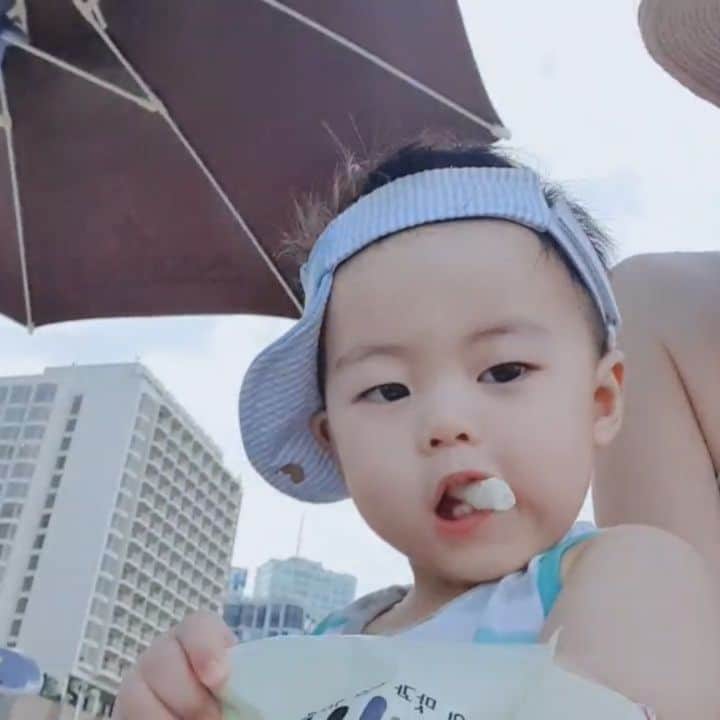 ミン・ヨンウォンのインスタグラム：「사랑둥~~😘😘😘🥰🥰🥰 . 뽀뽀 정말 안해주는아기.. #시크남 #뽀뽀구걸중 #우쭈쭈우쭈쭈 . 자기전에만 뽀뽀해주는 아기 과자는 먹여주지만 뽀뽀는 안해줌 잘때는 왜 뽀뽀해주는거니?? . 3번째 영상은 #GD 어빠처럼 스모키 어플써봤어요 하하하하하 😎😎😎 #스웩있게커다오 . 우리 남푠은 어둠속에선 잘 안보여요 ㅋㅋㅋ . 남자들은 태어날때부터 공을 좋아한다는게 사실같아요. ⚽️⚽️⚽️ 남편도 즐겁게 보내지만 민서도 아빠 공차는데 눈을 못떼네요  진짜신기 👀👀 . 오빠 저렇게 머리 염색 해볼까~~?? . . . .  . . . . . . 매번 불태우는 바닷가🏖🏖🏖 #17갤아기 #부산댁 #서울댁 #먹방 #푸드파이터#먹방요정  #사랑해 #애교쟁이 #육아일기 #신혼일기 #육아맘 #육아소통 #일상 #소통 #맞팔 #데일리 #황금돼지띠아들 #오오티디  #베이비스타그램 #foodfighter #baby #babyboy #love」