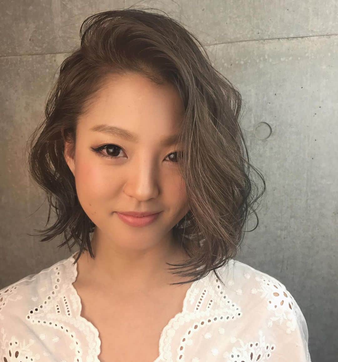 斉藤潤一のインスタグラム：「スモーキーアッシュのマイクロメッシュ！  #髪質改善 も可愛い  スタイリスト　#斉藤潤一  明るいカラーが好きな方は是非 . 〒150-0041 東京都渋谷区神南 ご予約はこちらへ ☞☞ TEL ☏﻿ ﻿03-3462-2093 web  roco@1cs.jp 渋谷 美容室 #rocospearz . 〒150-0041 東京都渋谷区神南1-14-9 第7FMGビルB1F . . ご予約はこちらへ ☞☞ TEL ☏﻿ ﻿03-3462-2093 web  roco@1cs.jp . ★平日  open  11:30-22:30 ★土日祝  open  11:00-21:30  #渋谷#東京#oggiotto#新宿#新宿美容室#ヘアアレンジ #外国人風#バレイヤージュ #hair#渋谷美容室 #インナーカラー#オシャレ #ダブルカラー#外国人風カラー#ショートヘア #ヘアアレンジ #ケアブリーチ  #白髪染め#newcolor # #tokyo #shibuya #hair #オッジィオット #モデル#バレイヤージュカラー #バレイヤージュグラデーション#ハンサムショート#白髪ぼかし」