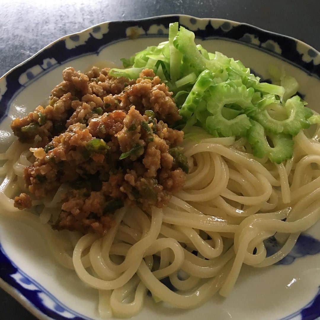 のインスタグラム：「稲庭うどんに青唐辛子入り肉味噌。辛うまい！」