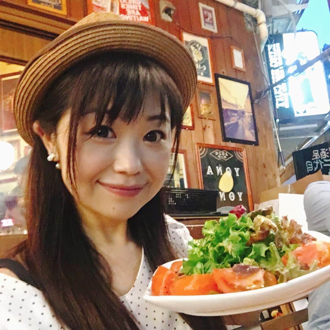 水野愛日のインスタグラム：「最近は、換気や、密を避ける為に、お外にテーブルや椅子を出して、オープンエアでお食事ができるお店が増えましたねー！  夕方の涼しい時間帯、こうやって美味しいもの食べられるの、めちゃくちゃ幸せです〜  ここのお店、とても美味しかった！  ポルチーニ茸のクリームパスタが美味しすぎて…  やはりポルチーニって神♡  大量お取り寄せしようか悩み中です！笑  そんなこんなで9月もよろしくお願いいたします！  #新宿三丁目グルメ #新宿三丁目 #角屋本店新宿三丁目 #トマトサラダ #ポルチーニパスタ #ポルチーニ茸 #食べスタグラム  #麦わら帽子 #麦わら帽子コーデ  #前髪切りました  #45歳女子」