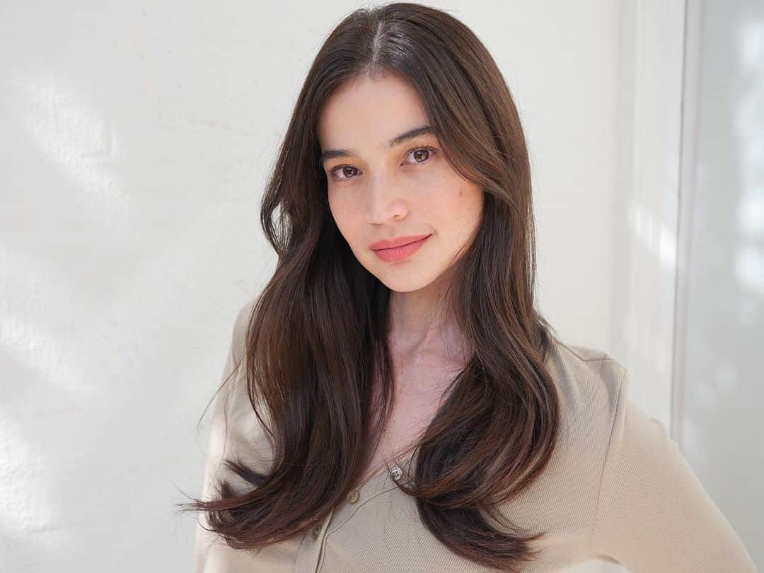 アン・カーティスのインスタグラム：「When you’re having a good skin and good hair day ✨.  Thank you and love you  @luxeorganixph Miracle Repair + Power Glow Serum and @pantenephilippines Pro-V Collagen Miracle Conditioner.  Decided to fix myself up a bit for my early morning zoom meeting. Wearing @blkcosmeticsph Illuminating Skin Tint Sun Shield with SPF 30 in Vanilla. Shade + Sculpt contour in amber for my eyes, blk contour, blush & highlight palette in flushed for my cheeks, blk lip switch in Macchiato for my lippie! 💖  P.S- If you zoom in, I’d like to thank Dahlia Amélie for my blood shot eyes 😵 From sleeping through the night biglaan gusto lang nya gumising ng 3 times kagabi. hahaha. 🤣」