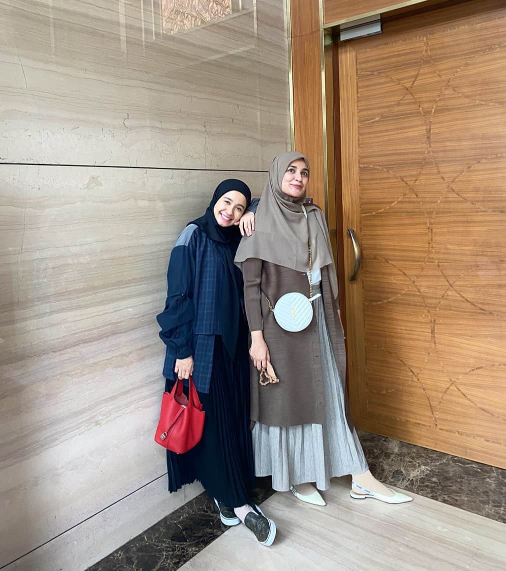 ラウディアシンシアベラのインスタグラム：「Bismilah✨✨ . . Satu kota kaya beda benua yaaa😅🤭 Miss you mami siren🤎」