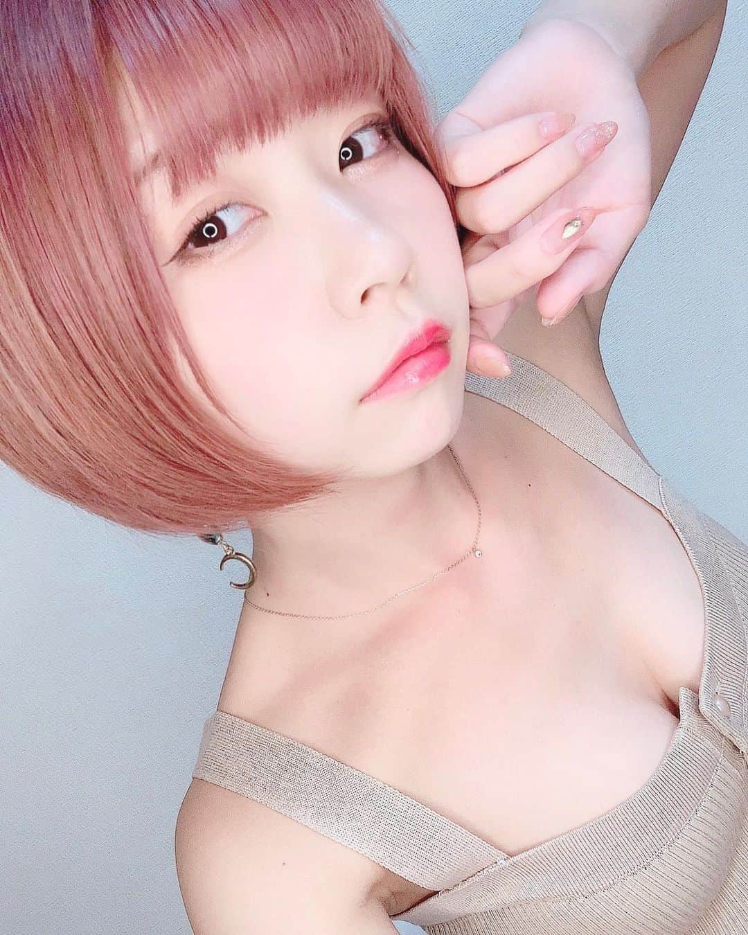 のインスタグラム：「髪色ピンクになりました✨ . . . . #ピンク髪 #ピンクベージュ #ブリーチカラー  #韓国風 #サロンモデル  #グラビア #japanesegirl  #自撮り女子  #pinkhair  #グラビアアイドル #コスプレイヤー #kawaii #selcagram #ootd #ootdfashion #instagood #自撮り界隈 #自撮り #美男美女と繋がりたい  #f4f  #셀카 #셀카그램 #좋아요반사  #selfie #エモい  #美男美女 #美脚 #フェチ #かわいい #アニメ」
