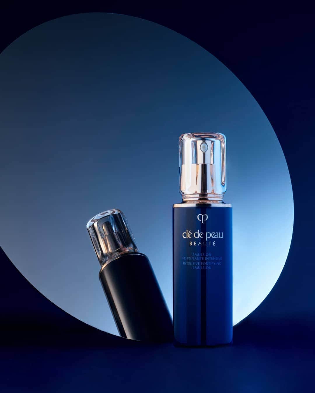 Clé de Peau Beauté Officialさんのインスタグラム写真 - (Clé de Peau Beauté OfficialInstagram)「For Night Use: Intensive Fortifying Emulsion / Cream The natural rhythms of the night – rest, restore, regenerate – reflect the story of our skin, rejuvenating nightly in harmony with our nourishing emulsion.  #IntensiveFortifyingEmulsion The night formulation features Time Tune, a unique approach in harmony with the skin’s circadian rhythms, keeping the skin resilient and supple with a natural glow and even tone.」9月1日 12時55分 - cledepeaubeaute