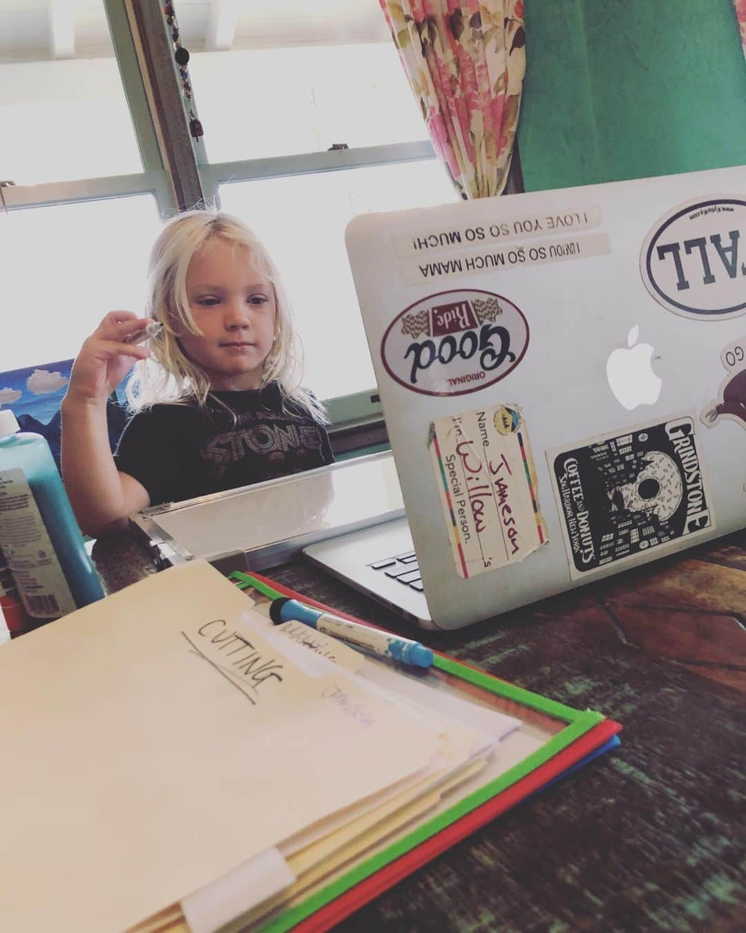 P!nk（ピンク）さんのインスタグラム写真 - (P!nk（ピンク）Instagram)「Trying out this preschool thing remotely. My heart breaks for these kids, and my heart also goes out to every parent and teacher right now trying to figure it all out. I’m grateful for community and for all of us trying to keep each other safe. In the words of my father, “this, too, shall pass”.」9月1日 13時05分 - pink