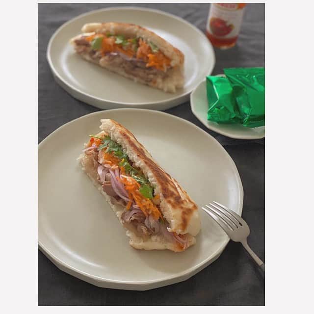 のインスタグラム：「お昼帰りの息子ごはん☆ グルテンフリーのパンを焼いて バインミー風サンドイッチを作りました！  豚こま肉をナンプラーで炒めて紅白なます漬けて紫タマネギ、パクチーを入れてスイートチリソースをかけてアレンジ完成！  #おうちごはん #ボリュームサンドウィッチ #gultenfree  #gultenfreepan #maeyukareshipi」