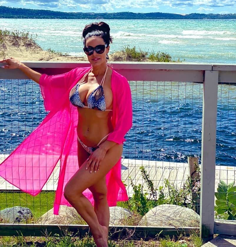Kendra Lustさんのインスタグラム写真 - (Kendra LustInstagram)「Much needed trip up north was so nice .. relaxing & good times with friends and family❤️ #puremichigan #glenarbor #vacationvibes」9月1日 13時15分 - kendralust