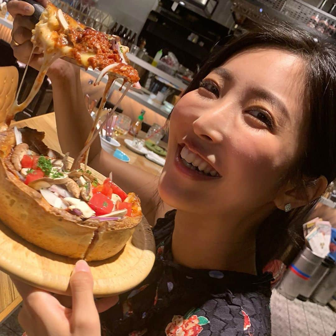 水川スミレさんのインスタグラム写真 - (水川スミレInstagram)「恵比寿にある シカゴピザ  初めて食べて  なんかあったかくなかった笑 けど幸せ 次行ったら熱々で！って言わないと  #恵比寿#ピザ#シカゴピザ#Chicagopizza#instafood #グルメ#cheatmeal」9月1日 13時15分 - mizukawasumire