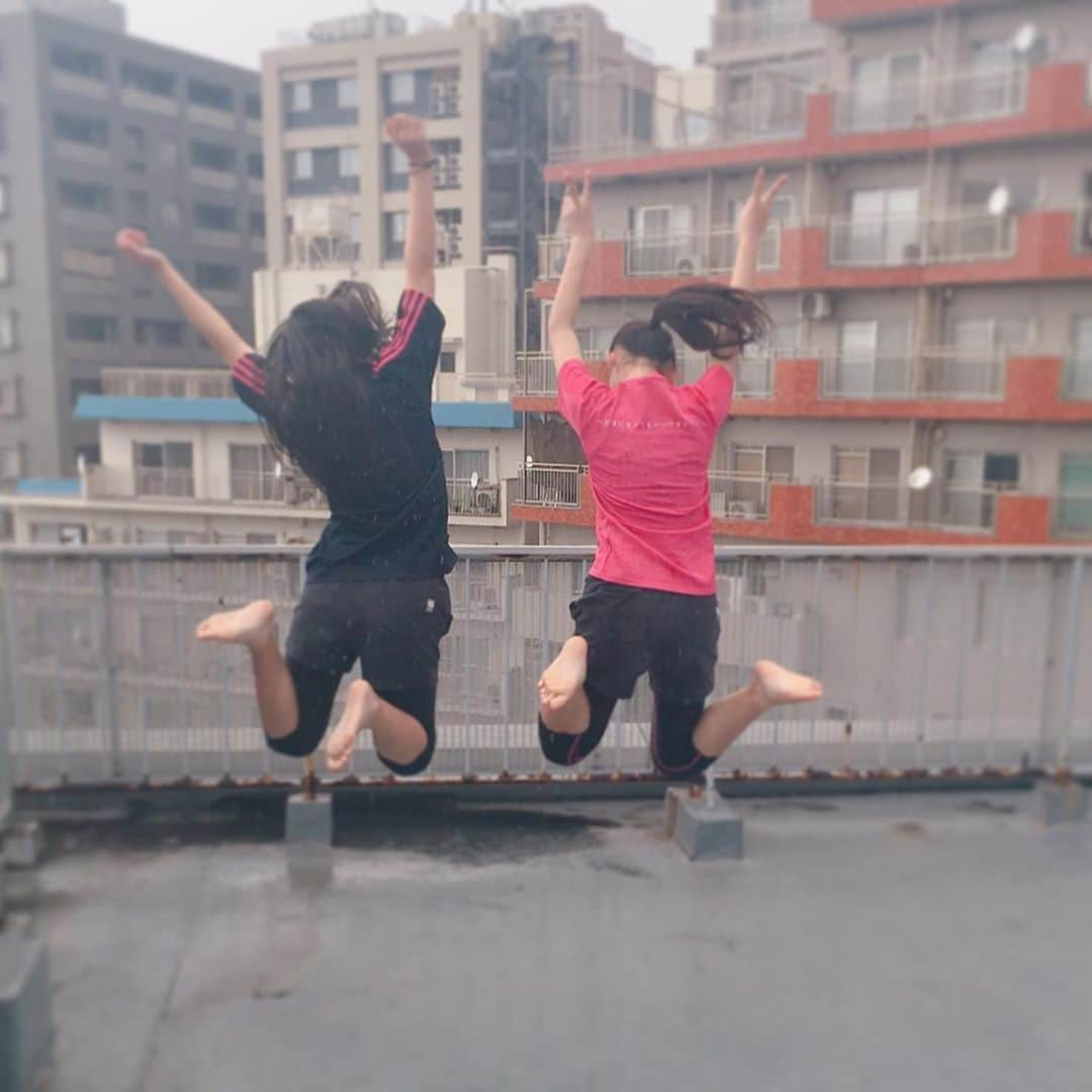 ８２１（ハニー）さんのインスタグラム写真 - (８２１（ハニー）Instagram)「821CAM📸-#WHO 👭🥨💞  雨の日でも元気いっぱいな人たちを発見😻❣️ 誰の後ろ姿でしょう〜😜❤️  #821honey #H821 #821 #WHO #japanesegirl #jpopidle #girlgroup #girlband #kpopgirlgroup #japanmusic #ulzzangfashion #ulzzangstyle #패션 #스타일링 #뷰티스타그램 #뷰티 #화장품 #메이크업 #악세사리 #전신샷 #fotodeldía #instagood #cute #sigueme  즐거운 하루되세요💗」9月1日 13時19分 - 821honey_official