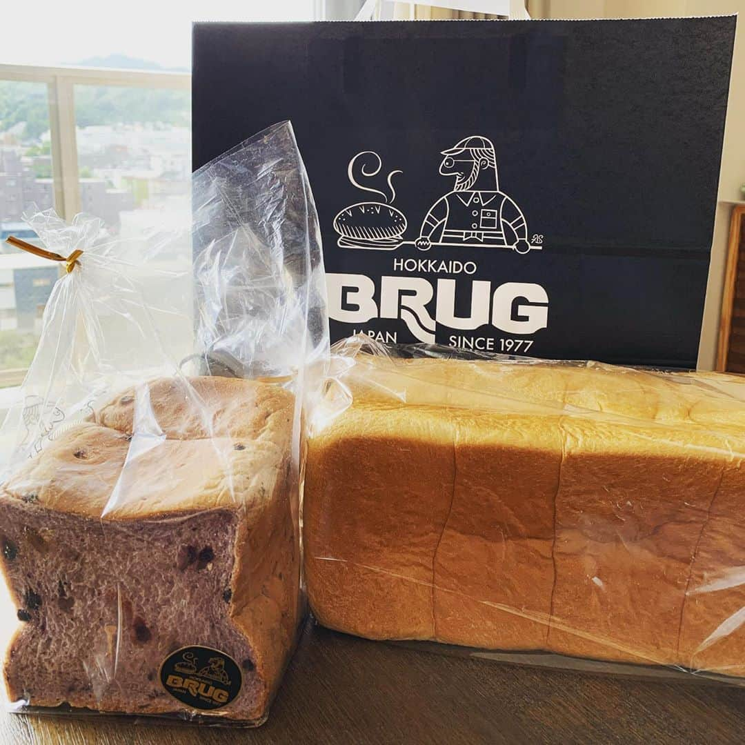 阿部晋也のインスタグラム：「行ってきました、 @brugjapan さんの新店舗ブルクベーカリー竹村Labo🍞  美味しそうなパンばかりで迷いましたが、やはり食パンの「夢」は外せませんね。  夢はプレーンもブルーベリーも絶品でした😋 僕の中の食パンランキングに変動アリです笑 他のパンもかなり美味しかったです🥐🥖  こちらの店舗は僕の家から行きやすくなったので、通っちゃいますね🚘笑  #パン #食パン #ブルクベーカリー #ブルクベーカリー竹村labo  #あべぱんログ」