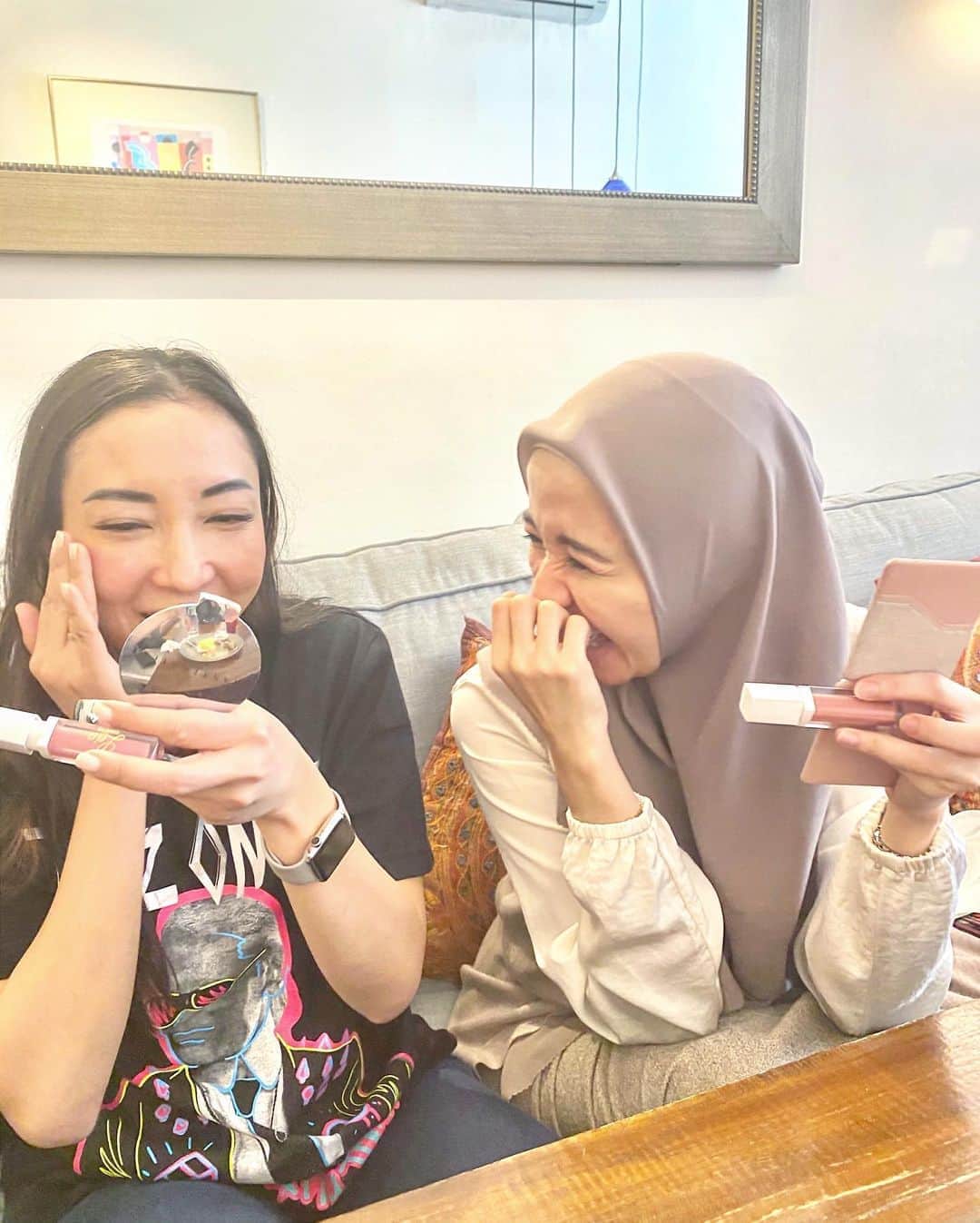 ラウディアシンシアベラのインスタグラム：「Bismillah✨✨  Ini foto terakhir kita ketemu kaaa..  yaAllah lama juga yaa.  Dari bulan maret loohh...🤭 . . (Tag temen kalian yang udah lama ga ketemu)   In frame @leiacosmetics.id 🌸」