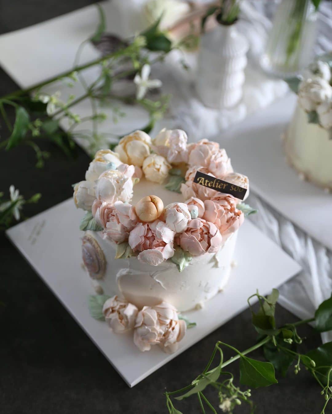 청담 수케이크 (atelier soo)さんのインスタグラム写真 - (청담 수케이크 (atelier soo)Instagram)「ㅡ 2020. 9월. 이달의케이크 소개 매월마다 디자인이 바뀌며, 한달동안 고정디자인으로만 주문가능합니다. 시중에 판매되는 일반적인 케이크가 아닌 작품성이 가미된 디자인 케이크입니다. 케이크 재료는 고급재료만을 사용하여 풍미깊은케이크입니다. ㅡ 9월의케이크는 은은한 멋이있는 클래식한 스타일입니다. 수케이크스타일의 깔끔하면서도 생화스러운 꽃잎표현으로 완성되는 케이크. 수케이크만의 스타일인 작약봉우리입니다. 시트는진한초코시트와초코크림으로제작됩니다. 자세한내용은 프로필상단주소로들어가시면확인하실수있습니다. ㅡ 정성스럽고 더 신경을 많이 써서 케익을 제작하겠습니다. 감사합니다 🤲🏻⚜️ ㅡ #flower #cake #flowercake #partycake #birthday #bouquet #buttercream #baking #wilton #weddingcake ㅡ www.soocake.com vkscl_energy@naver.com」9月1日 13時22分 - soocake_ully