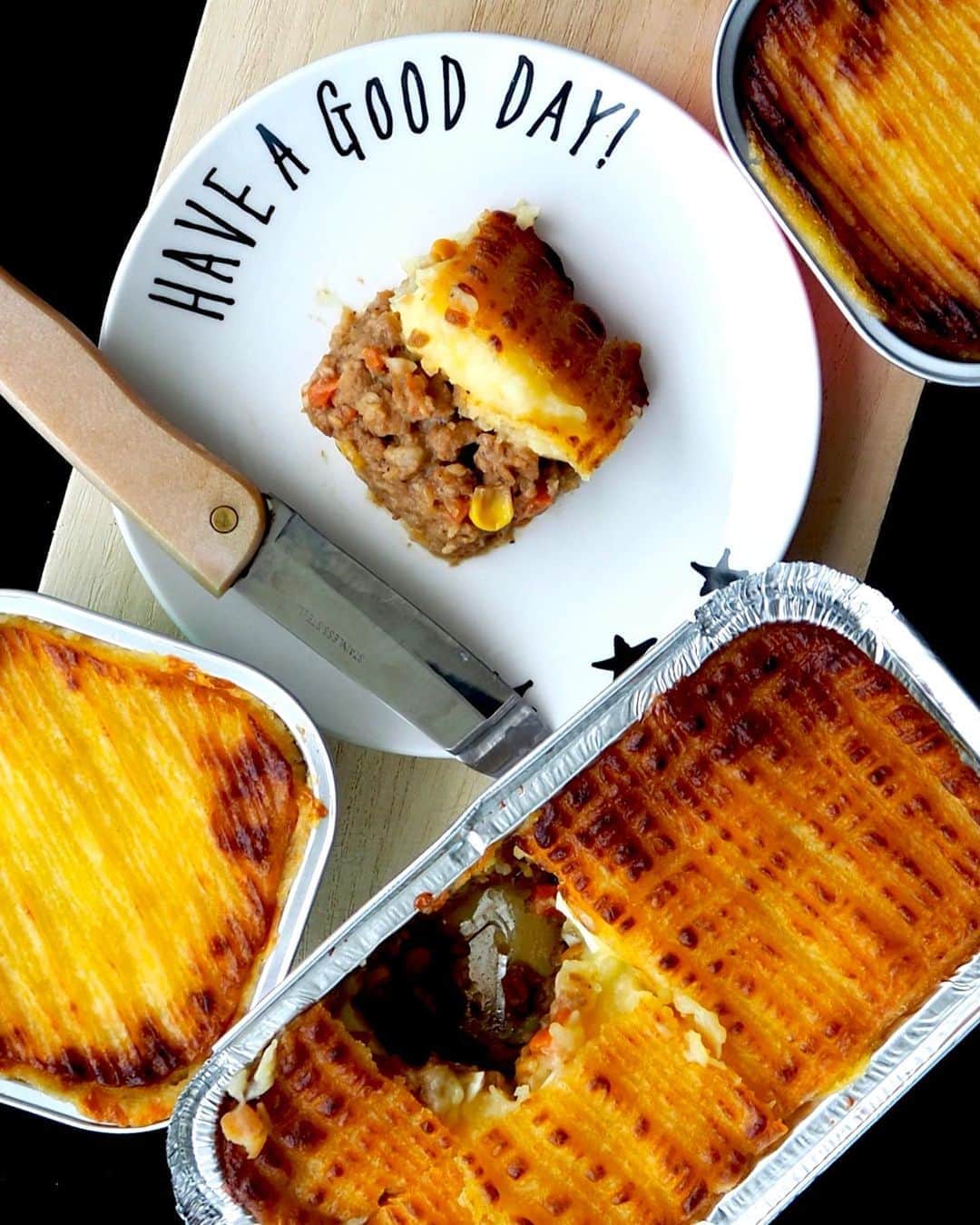Li Tian の雑貨屋さんのインスタグラム写真 - (Li Tian の雑貨屋Instagram)「Pie perfection 🥧   @mypiesp specializes in the hearty shepherd pies that comes in 3 different flavors (beef/chicken/pork). It was a joy to find a generous meat filling to potato ratio, and the meat oozing our juices and steam as you break your spoon beyond the light thin crust 😋 The beef sets apart from the rest with its slight sweetness.   Good news is that it has launched a NEW M.Y Irresistible Pie Box at $36 for 4 personal pies— ideal for parties, family or personal indulgence! Visit @mypiesp to order   • • • #sgeats #singapore #local #best #delicious #food #igsg #sgig #exploresingapore #eat #sgfoodies #gourmet #yummy #yum #sgfood #foodsg #burpple #beautifulcuisines #bonappetit #instagood  #eatlocal #stayhomesg #savefnbsg #dabaosg #sgfooddelivery #homemade #musttry #pie #shiok #shepherdspie」9月1日 13時23分 - dairyandcream