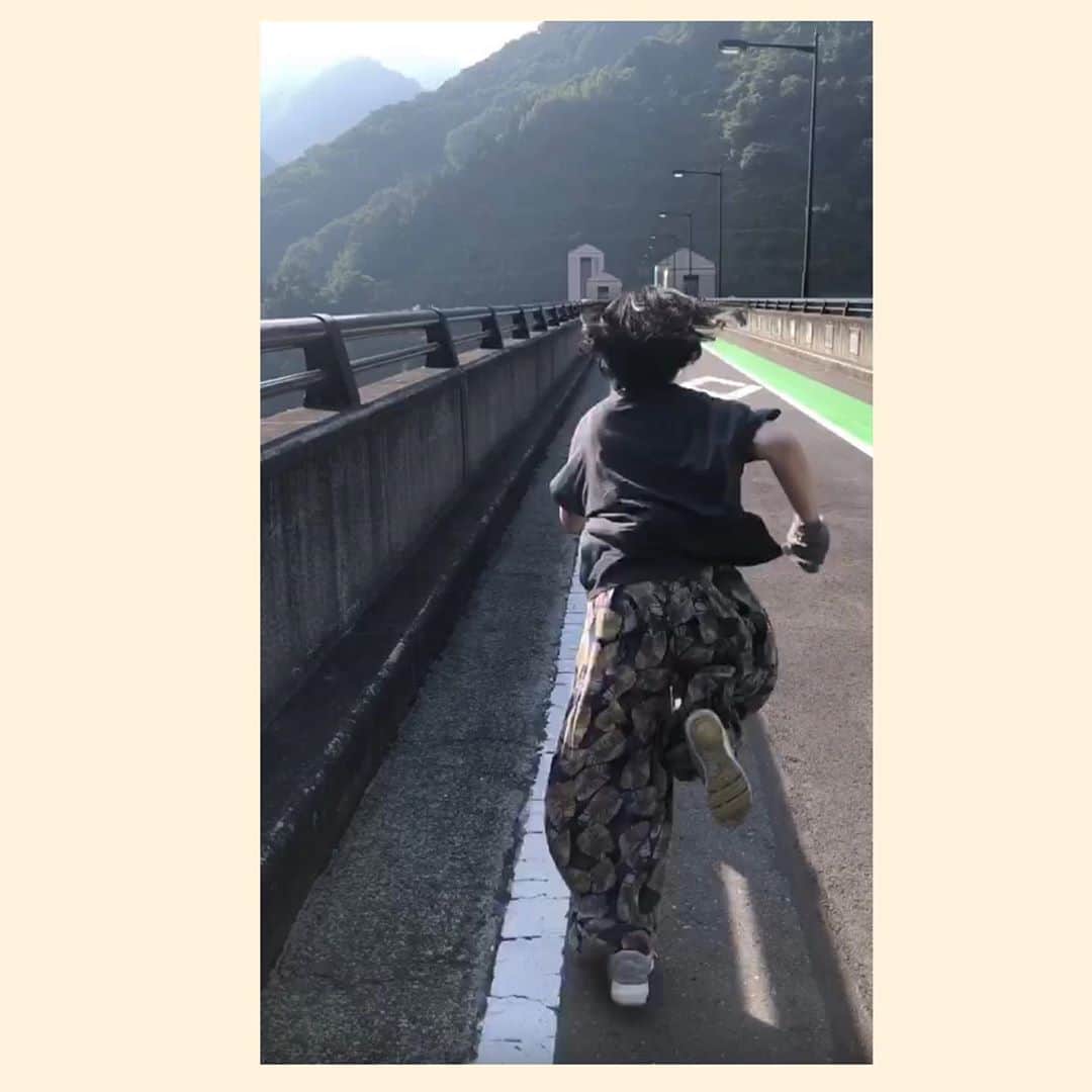 相馬有紀実のインスタグラム：「9月はじまりましたね。 誰もいない道を見ると走りたくなります。 9月、全力で駆けるぞ！！ にひ✨」