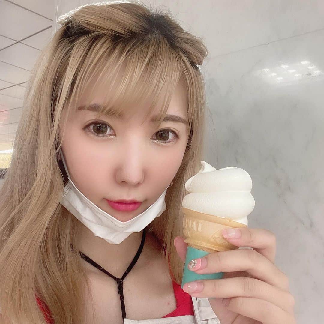 りんか社長のインスタグラム：「たまには涼しいもの🍦如何でしょうか？ 表参道でめっちゃ可愛いソフトクリーム見つけてダイエット中だけど食べてしまいました。にひひ😆💖  甘くなくて牛乳の濃い味で シンプルであっさり‼️ めちゃくちゃ美味しくて食べた後で撮影しますた。笑笑  最近は涼しくなってきたからうれぴみ  #ソフトクリーム  #🍦 #ソフトクリーム部  #ソフトクリーム🍦」