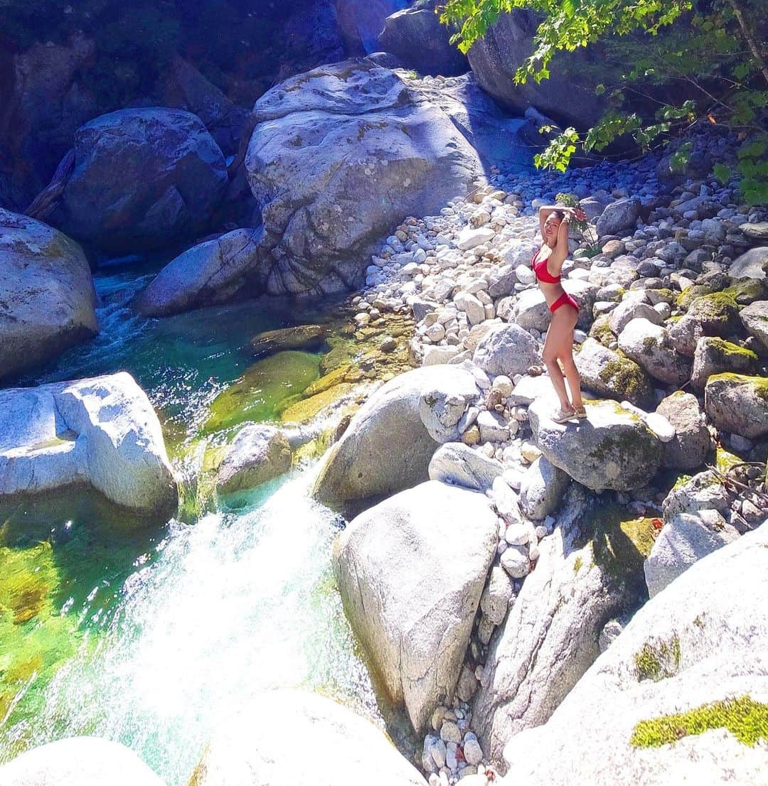 永野桃子　のインスタグラム：「先日、リフレッシュに登山⛰して滝をみてきたよ！  危ない道もかなりあったので💖あえて場所は言いませんが。。  誰も居ない大自然、贅沢でした💖  汗だくになったのでご褒美にドボンしました🏞  9月もはじまりましたね✨ 頑張っていこう〜🙌💖」