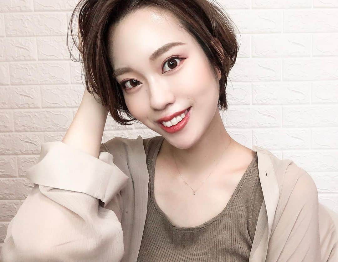 荒川知美(Arakawa Tomomi) のインスタグラム：「.﻿ GUで秋服いっぱい買った🥳🍁﻿ 今期も可愛いの多すぎて買いすぎた…w﻿ ﻿ YouTubeで紹介してるので﻿ まだの方は是非💛💙﻿ ﻿ 人気アイテムは絶対すぐ売り切れるから﻿ 秋が始まる前に！！買うべき！！﻿ まじで安いのに可愛すぎやから！！！笑﻿ ﻿ #GU #gu_for_all #gu購入品 #秋服 #秋コーデ #購入品 #プチプラコーデ #プチプラファッション #シアーシャツ #シャツコーデ #ハンサムショート #ショートヘア」