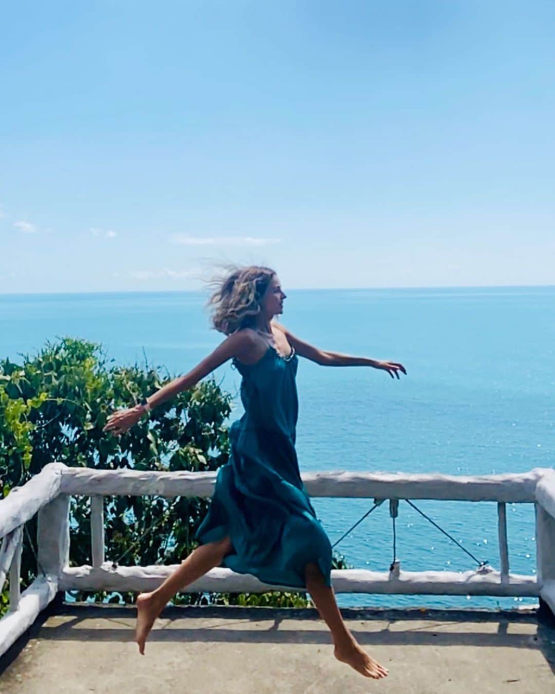 ヴァレンティナ・ゼリャヴァのインスタグラム：「One day I paused and noticed the beauty of the moment. Meditation opened up to me a whole new way of living. Each moment is filled with life, beauty and joy 🦋💙🙏🏼  #meditation #life #beauty」