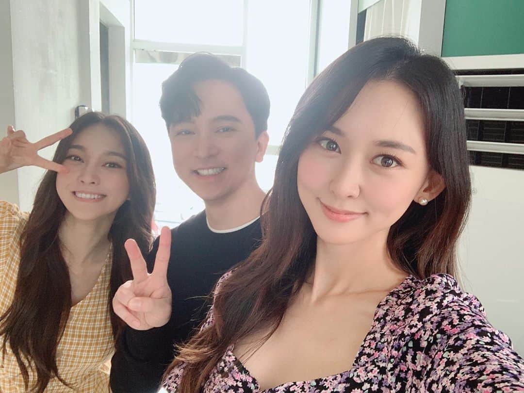 のインスタグラム：「#네이버#네이버나우 함께하는 프로젝트 촬영날 ✨ 촬영장에서 만난 신사임당님과😊✨ 새로운거 하는거 제일좋아! 한번뿐인 인생, 하고싶은거 다 하고 살아요 우리.  . . . #듀자매#촬영#네이버#신사임당#유튜버#틱톡커」