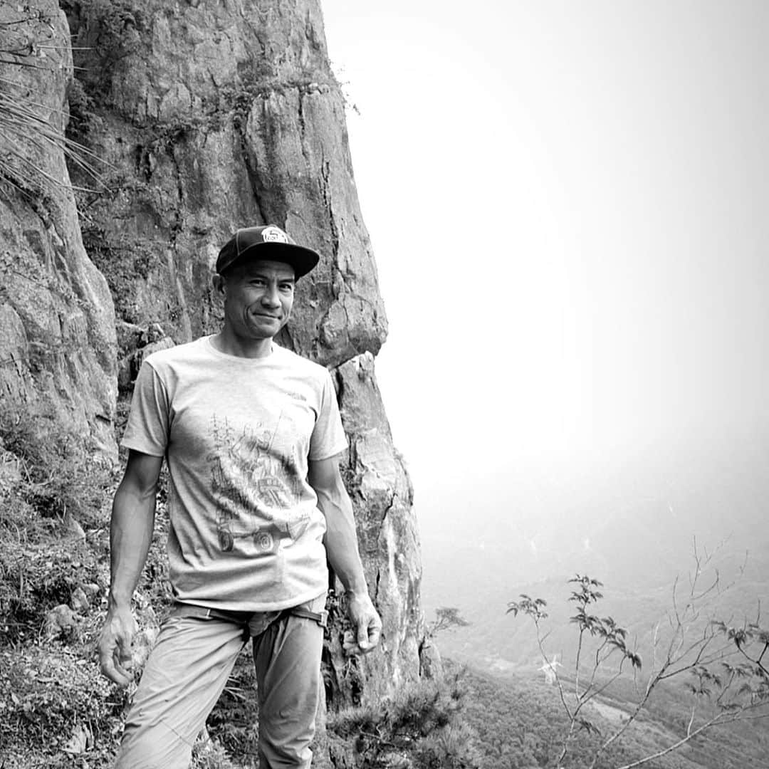 のインスタグラム：「コロナ禍の自粛で苦しんでいたクライミングジムを救うためチャリティーT-shirt 。  僕を25年支えてくれている @thenorthfacejp が、第二弾、新たなデザインで販売してくれている。「皆んなが集まり登れる場所」ご支援お願いします。 Photo @maechan82kgclimber   @thenorthfacejp」