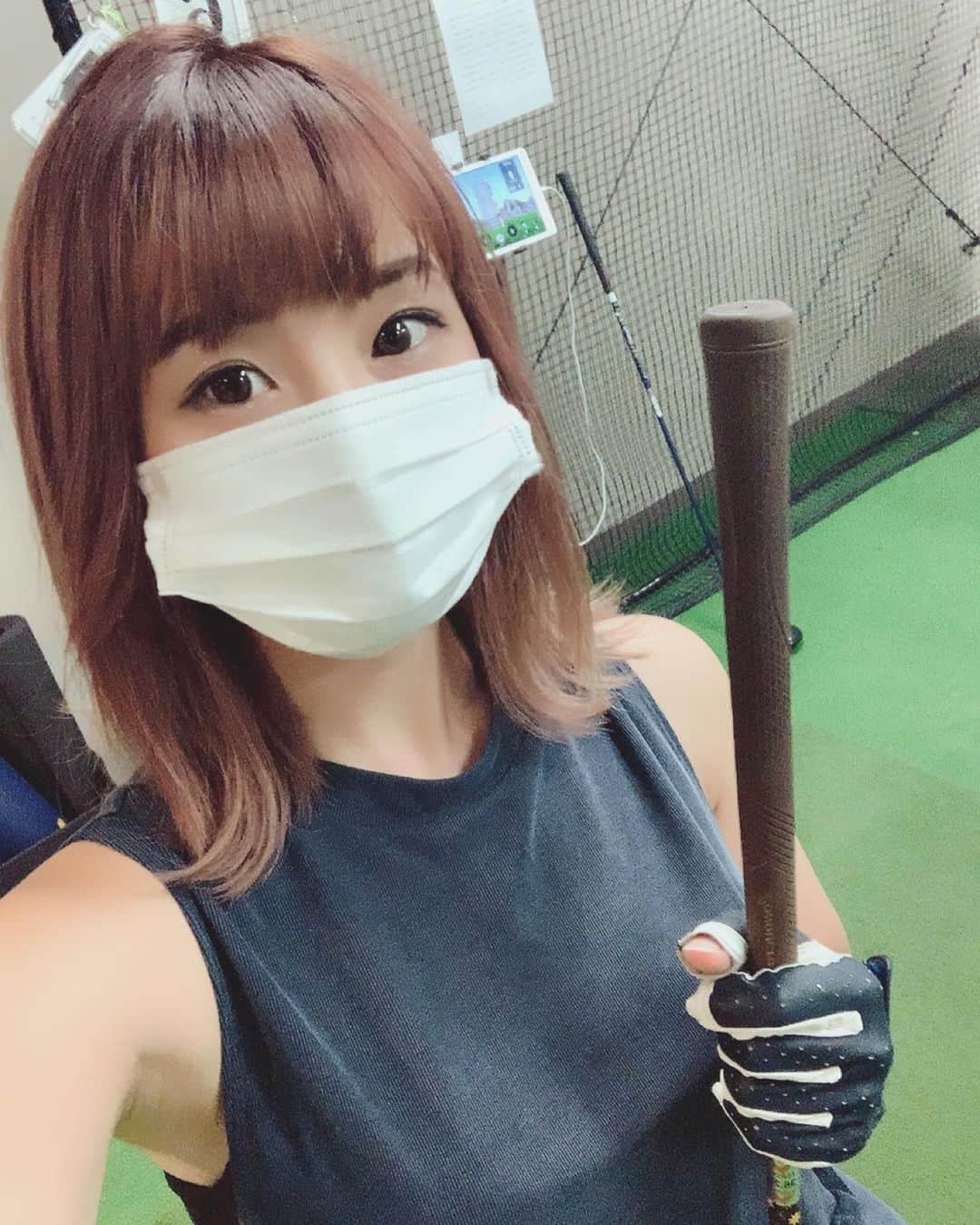 のインスタグラム：「得意のセカンドが全く当たらなくなっちゃったのと、ドライバーが左右に行ってしまうようになったので　#アースゴルフアカデミー 駆け込みました🏃‍♀️  テイクダウンでのシャフトの向きをフラットからオンプレイになおしたらまっすぐ行くようになった😭 あとはこれで打ち込みして体に覚えさせます💦 悩みが解決されて嬉しい！！  #ゴルフ #ゴルフ女子 #ゴルフスイング #ゴルフ練習 #ゴルフスイング動画 #golf #golfswing #golftoday #gtバーディーズ」