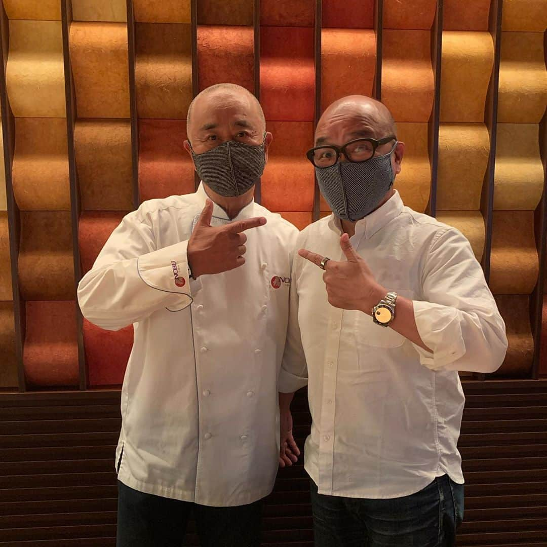 松久信幸さんのインスタグラム写真 - (松久信幸Instagram)「I met @shironogi in @tokyonobu after a long time. I got a new #hotaimask and new chef jacket  #ありがとうございます🙏 #nobupose👈👉」9月1日 13時43分 - therealnobu